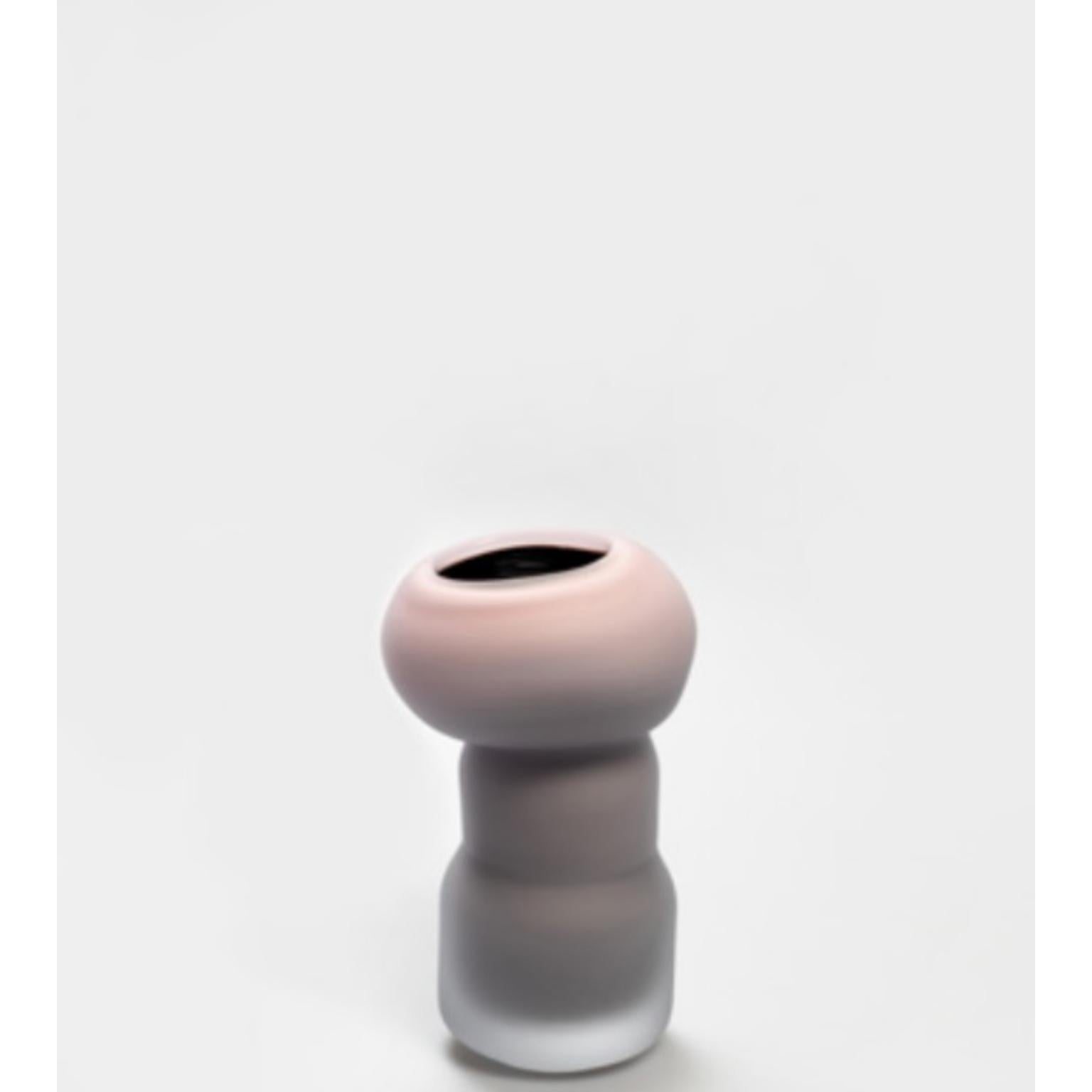 Vaso Fungus Little di David David
Dimensioni: D. 10 x L. 10 x H. 24 cm.
Materiali: Vetro.
Peso: 1,5 kg.
Finitura: Dimensioni ridotte, rosa chiaro e nero e superficie opaca.

