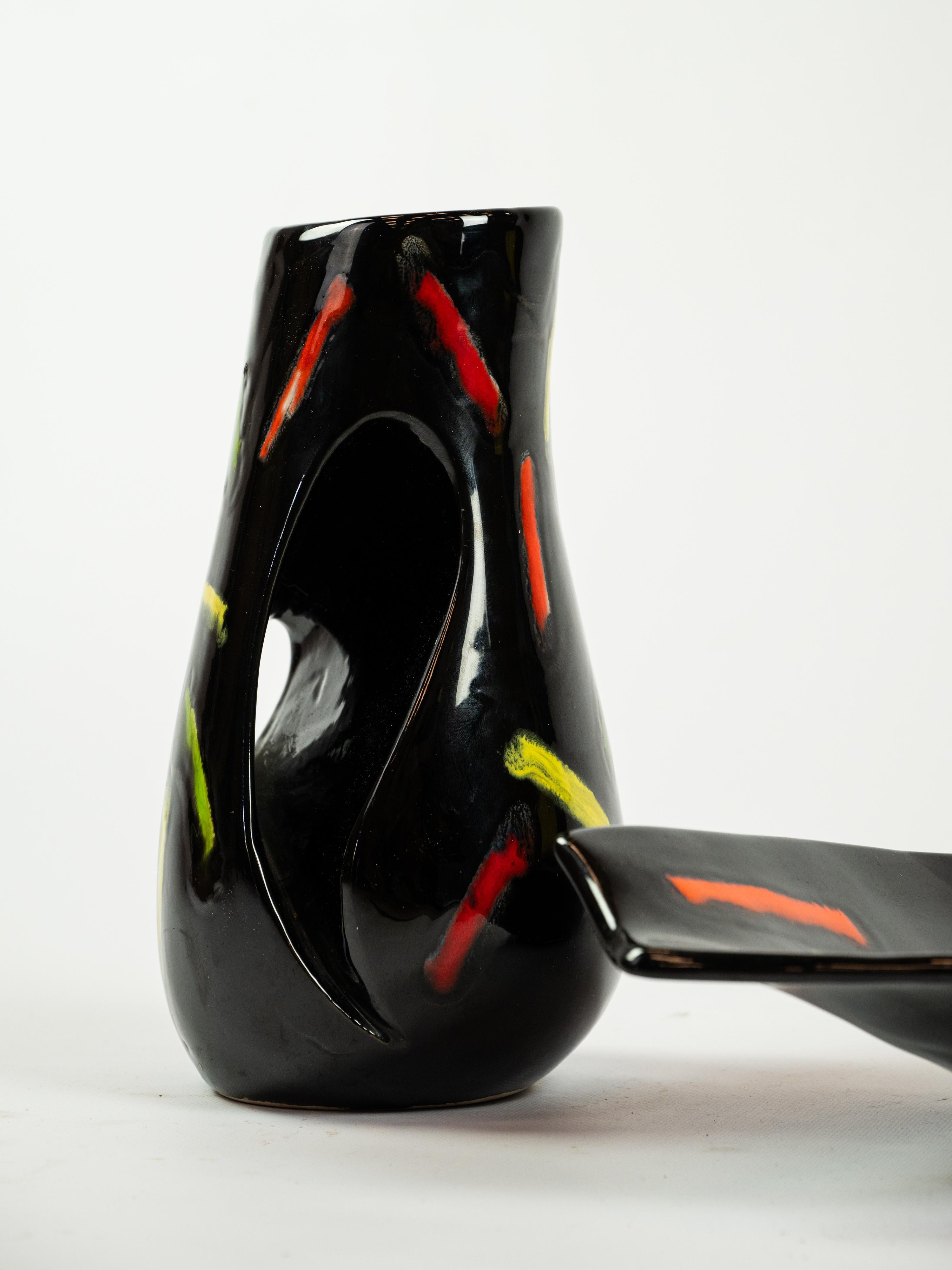 Sehr schickes Keramikset, Vase und Tidy mit schwarzer Glasur. Typisches Dekor aus dem französischen Vallauris im Stil der 90er Jahre. Pop und dekorativ. 
Die vasenartige Skulptur hat eine schmale Öffnung mit einem roten Innenraum und einem