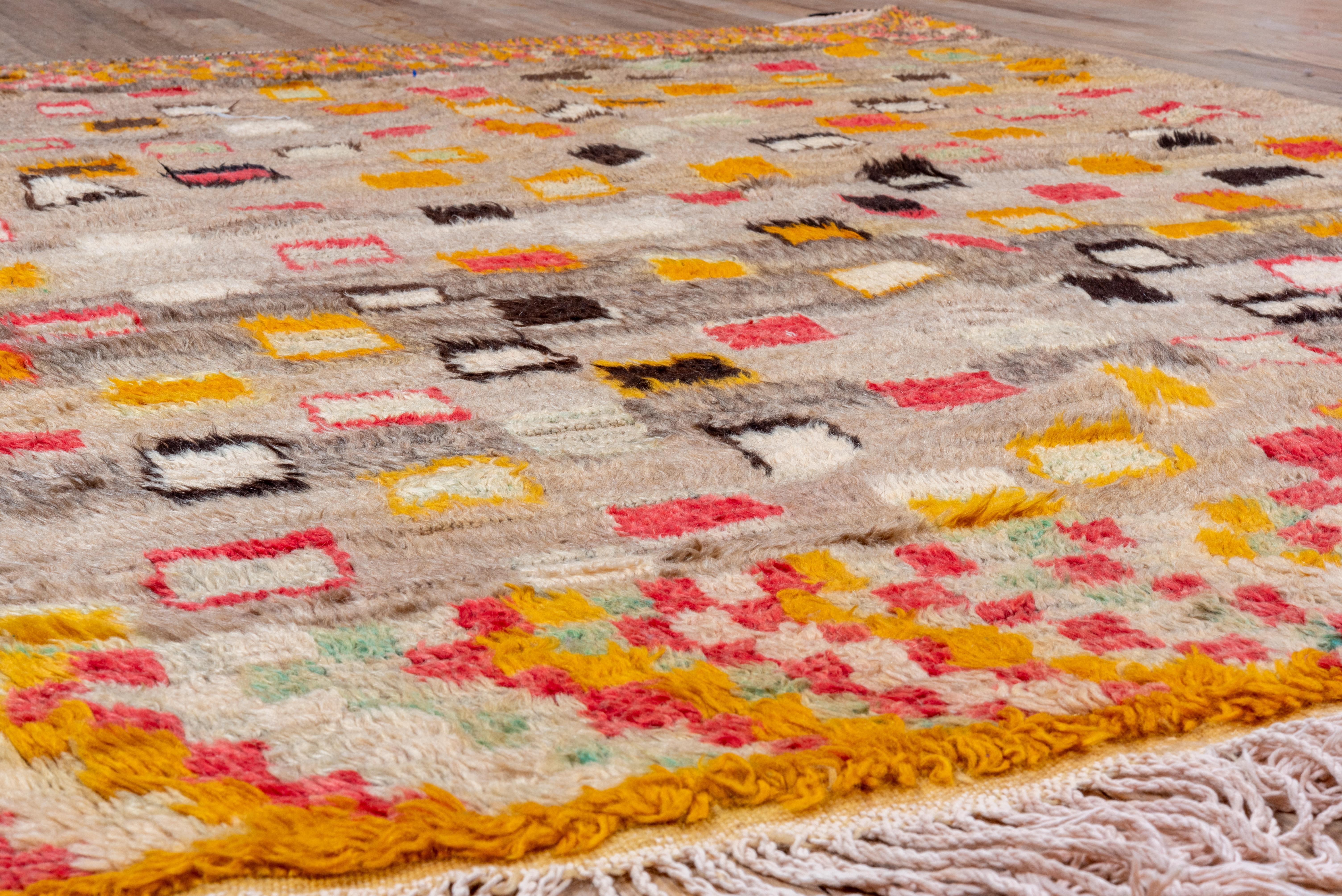 Funky & farbenfroher marokkanischer Vintage-Teppich, Leinen & graues Feld, gelbe und rote Akzente (Stammeskunst) im Angebot