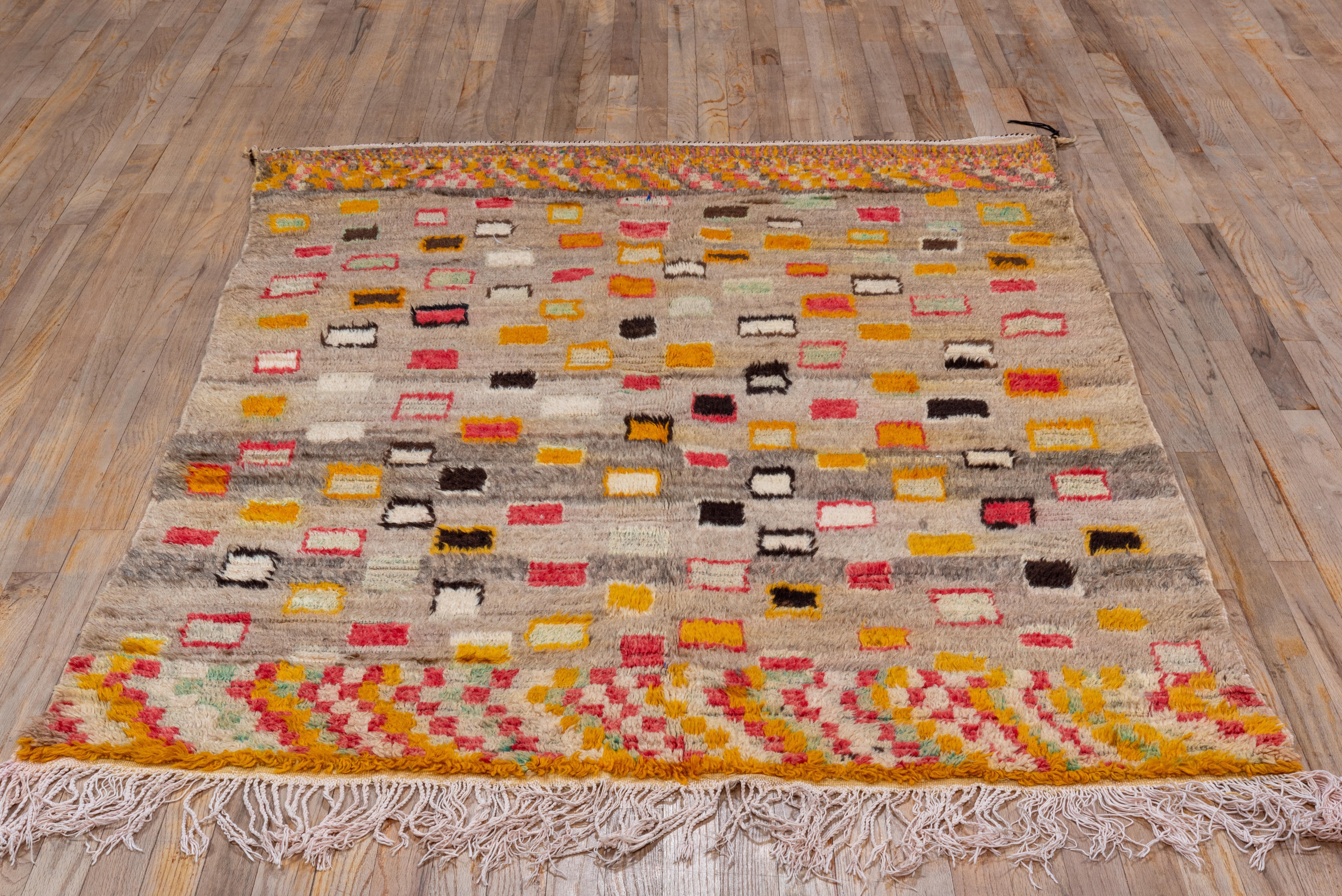 Funky & farbenfroher marokkanischer Vintage-Teppich, Leinen & graues Feld, gelbe und rote Akzente (Marokkanisch) im Angebot
