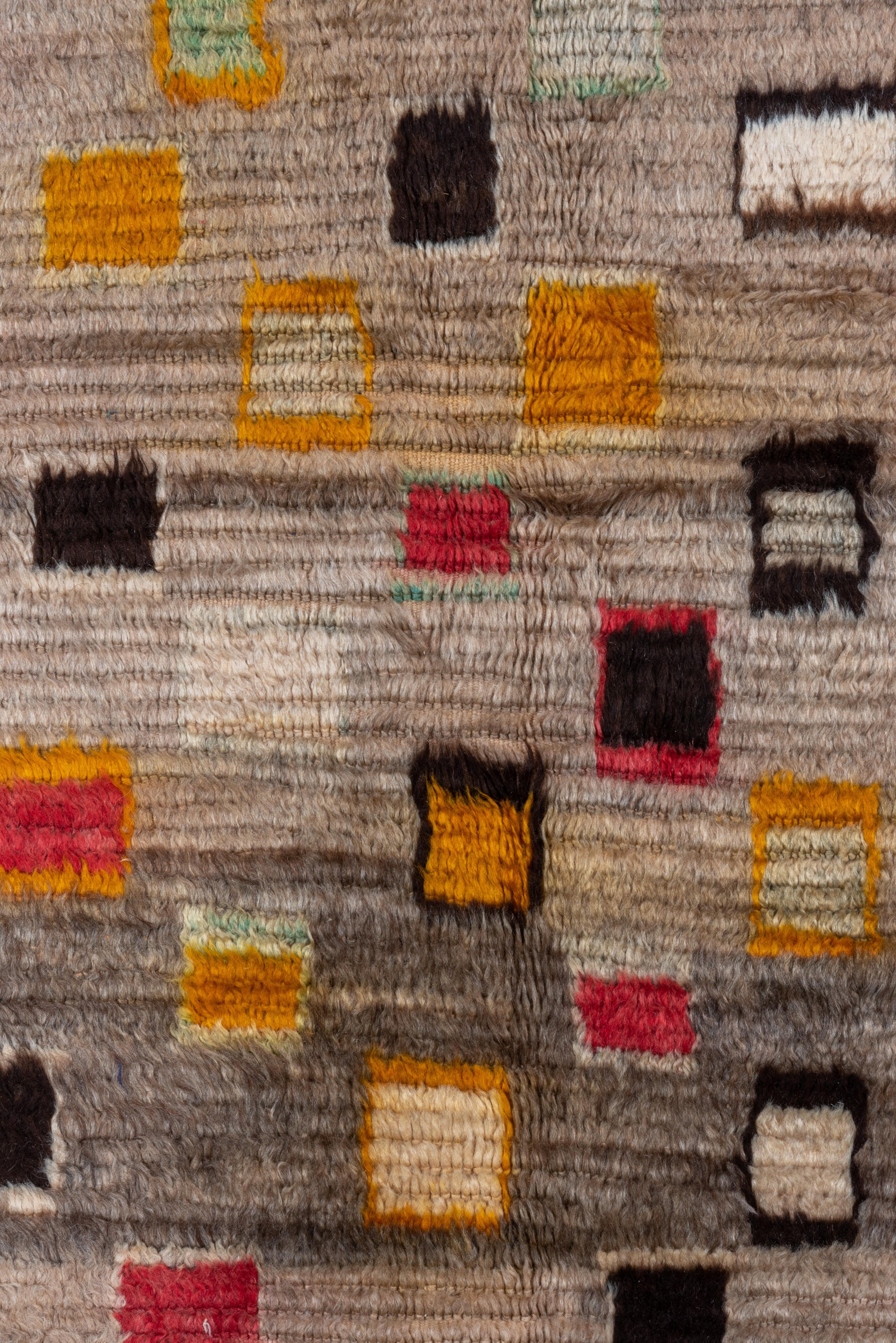 Funky & farbenfroher marokkanischer Vintage-Teppich, Leinen & graues Feld, gelbe und rote Akzente (Handgeknüpft) im Angebot