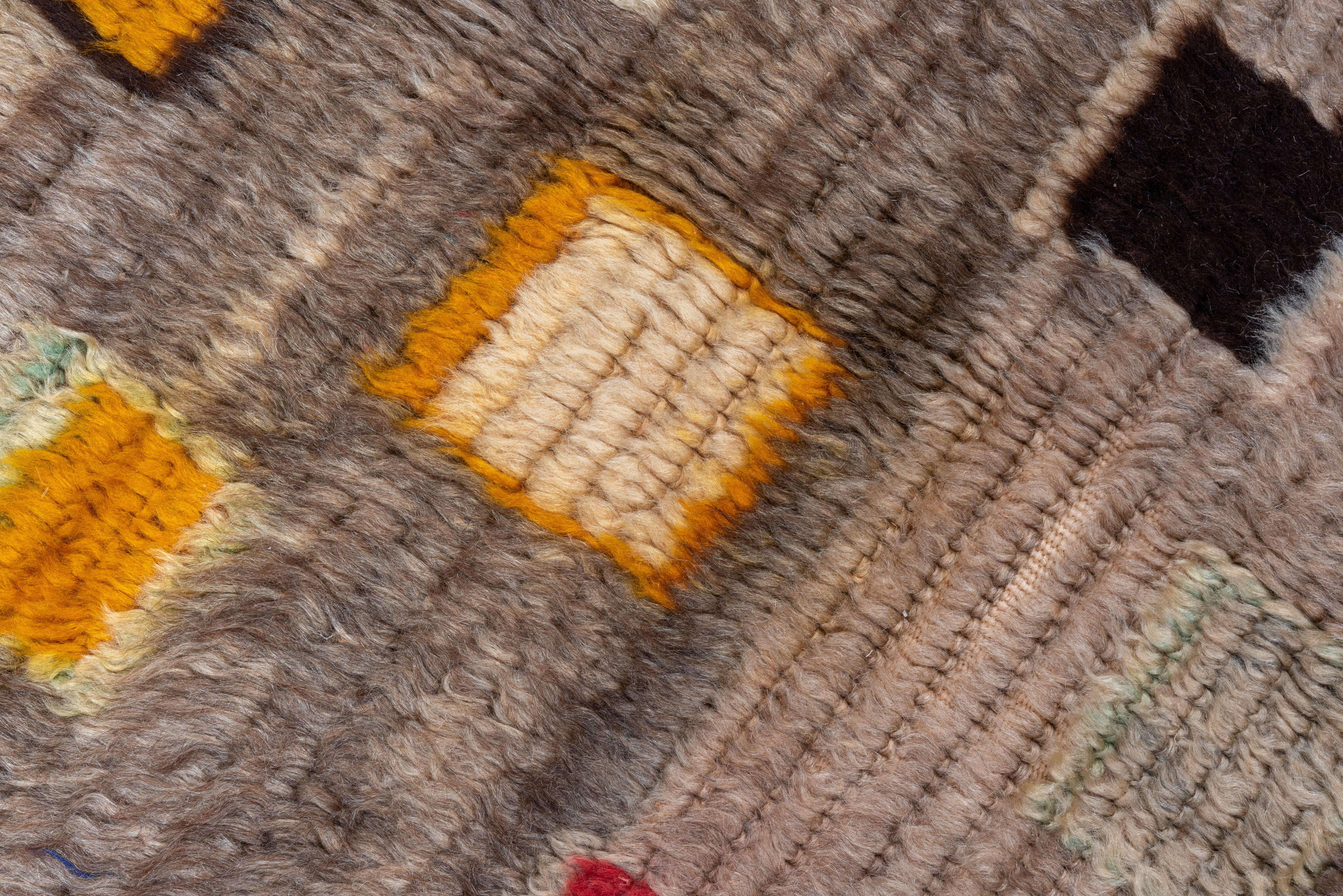 Funky & farbenfroher marokkanischer Vintage-Teppich, Leinen & graues Feld, gelbe und rote Akzente im Zustand „Gut“ im Angebot in New York, NY