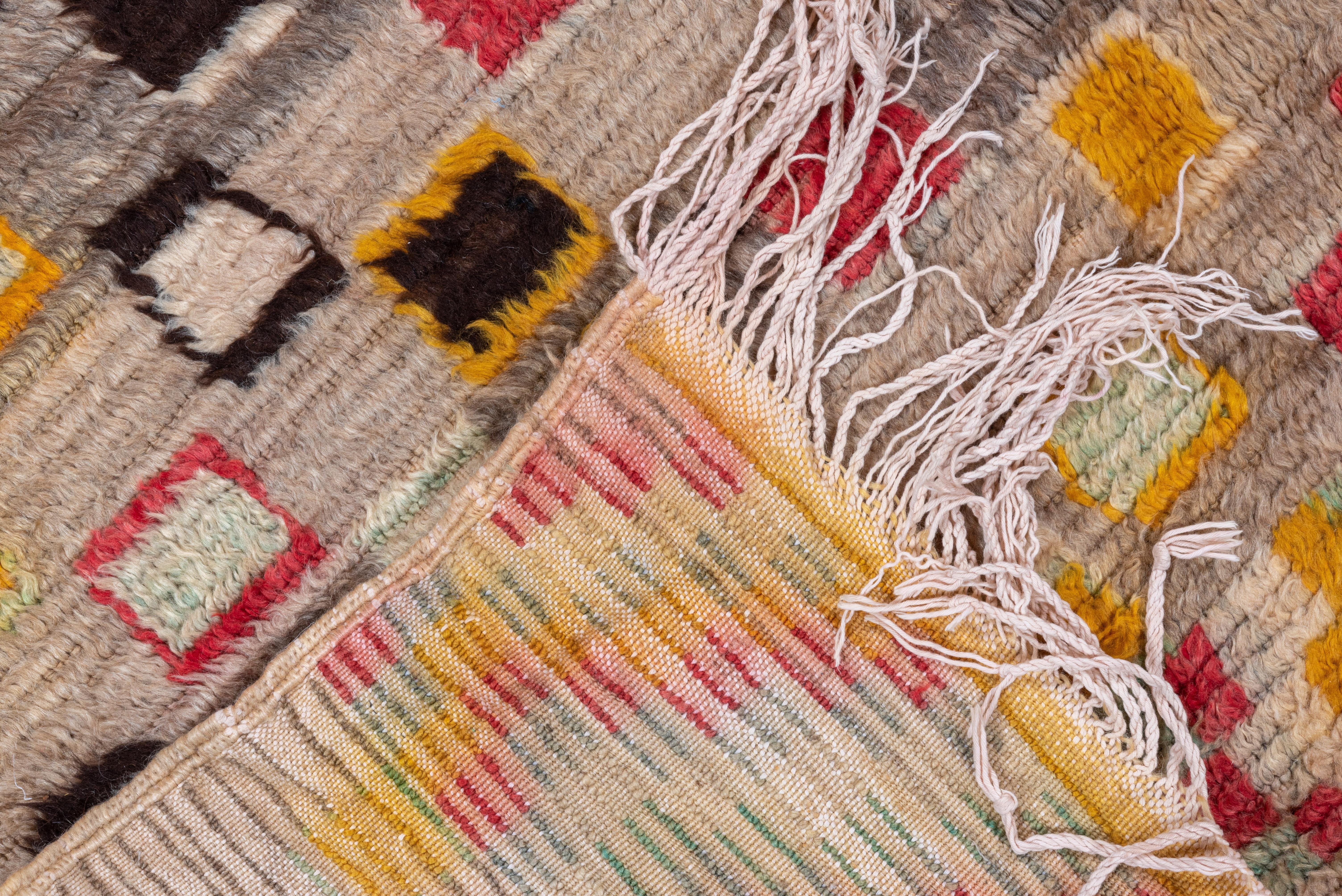 Funky & farbenfroher marokkanischer Vintage-Teppich, Leinen & graues Feld, gelbe und rote Akzente (Wolle) im Angebot