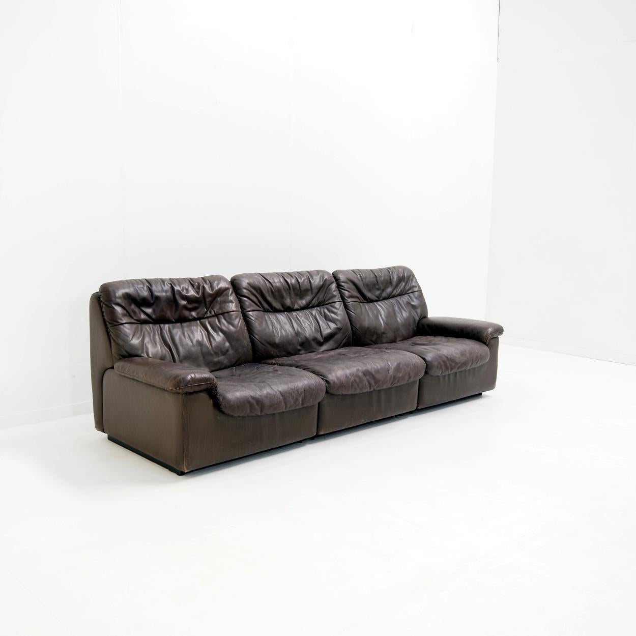 Designed in the 1970s by Carl Larsson, this funky De Sede DS-66 sofa with nice wear and tear is a real pleasure to sit in. It’s soft leather and soft cushions provide a very relaxed sitting experience, where you really can regain your strength. Even