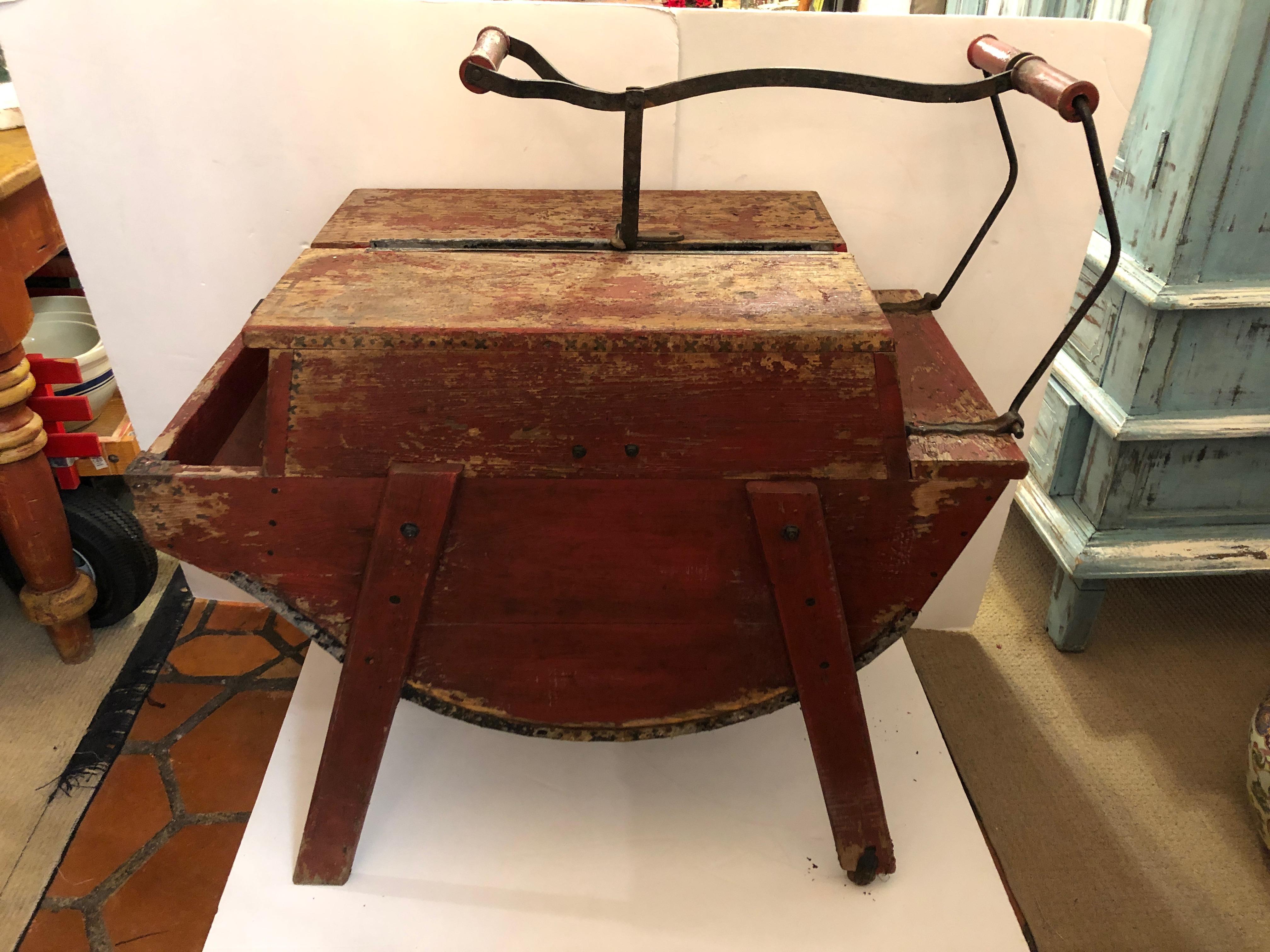 Machine à lave-vaisselle vintage en bois rouge funky et vieilli en vente 1