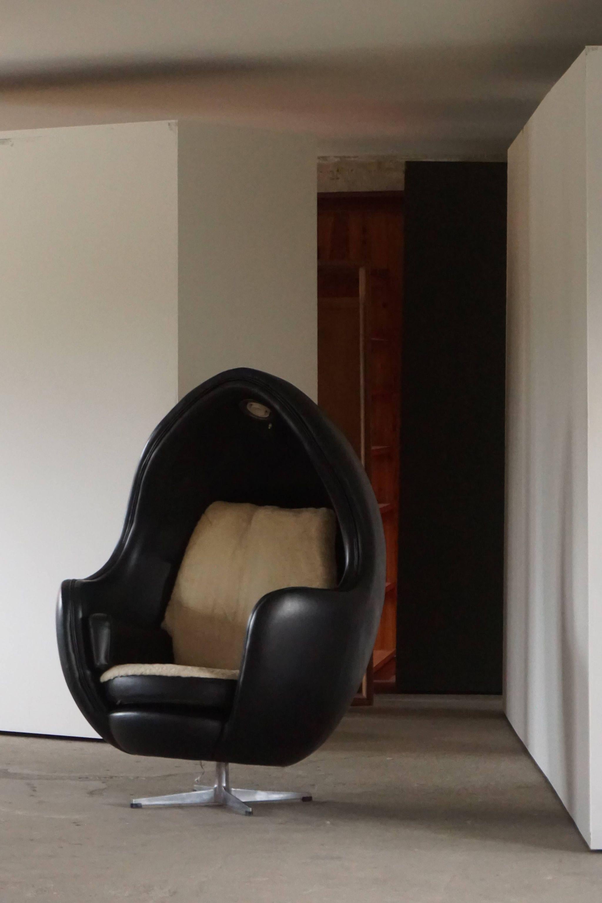 Funky European Space Chair in Leather and Lambwool, Shaped like an Egg, 1980s 1