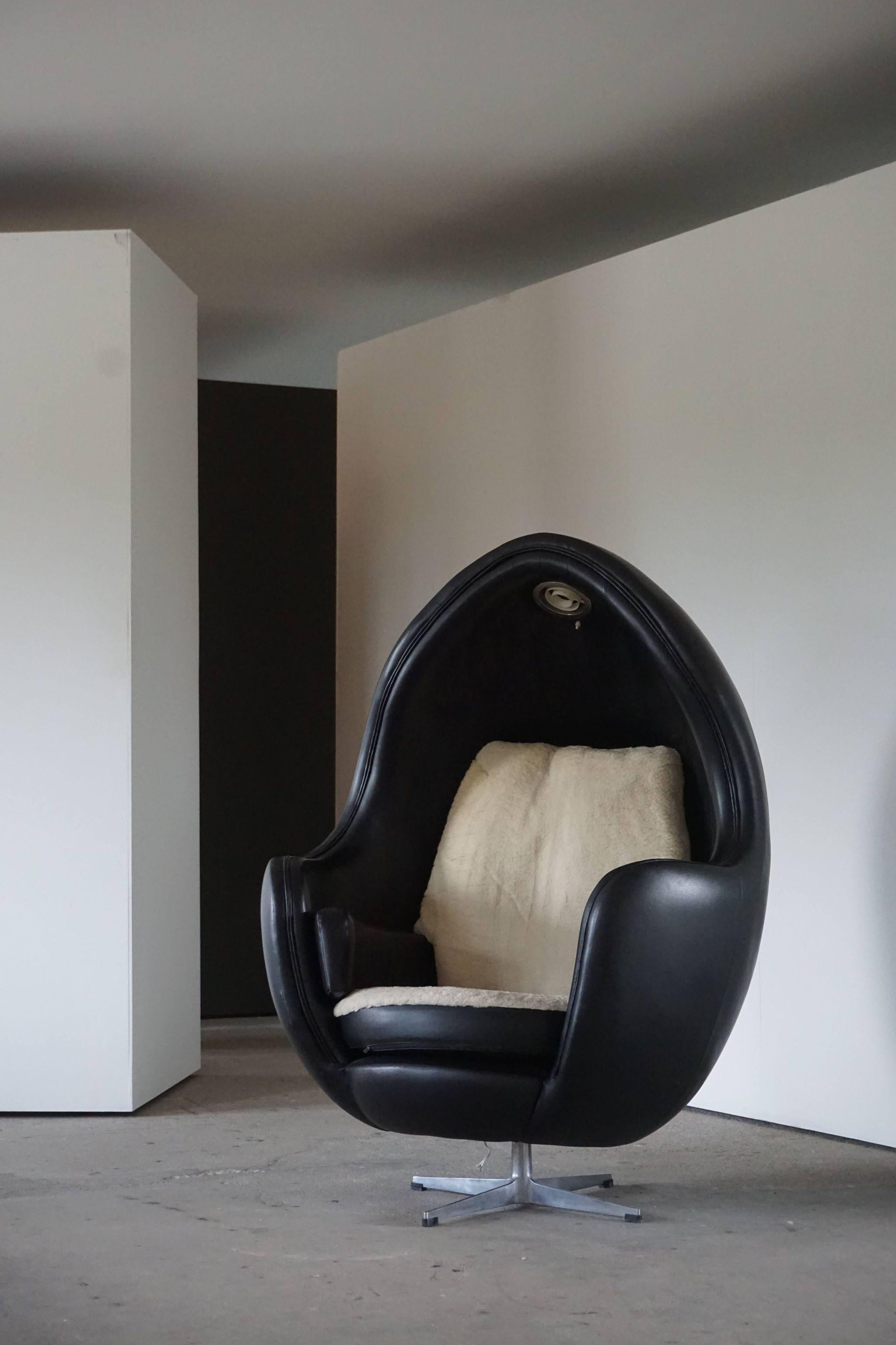 chair that looks like an egg