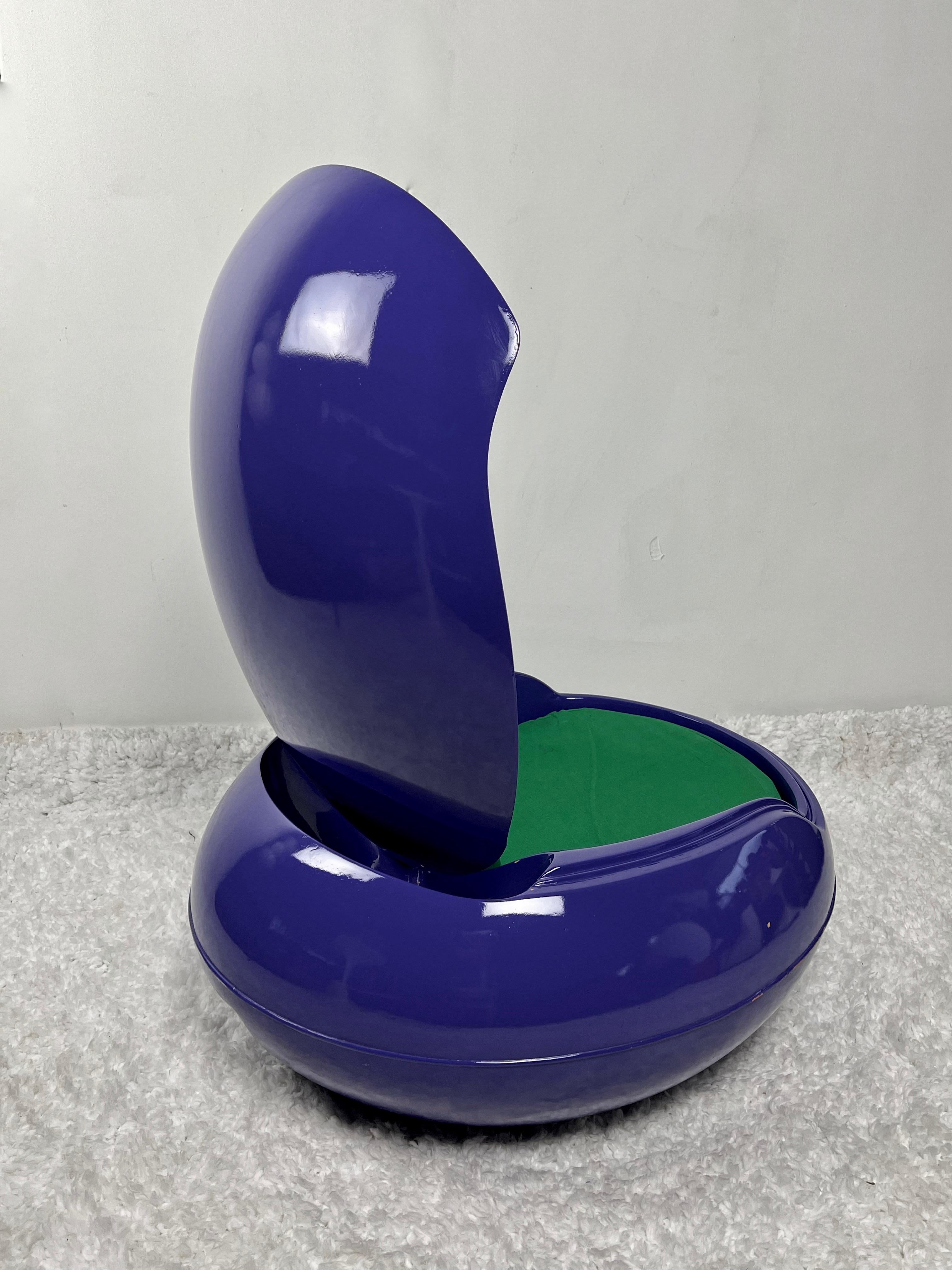 The Garden Egg chair (model name GN 01) was designed by the Hungarian émigré Peter Ghyczy, who started his working career as chief designer for the polyurethane factory 'Elastogran GmbH' in Lemförde (West Germany). He was responsible for setting up