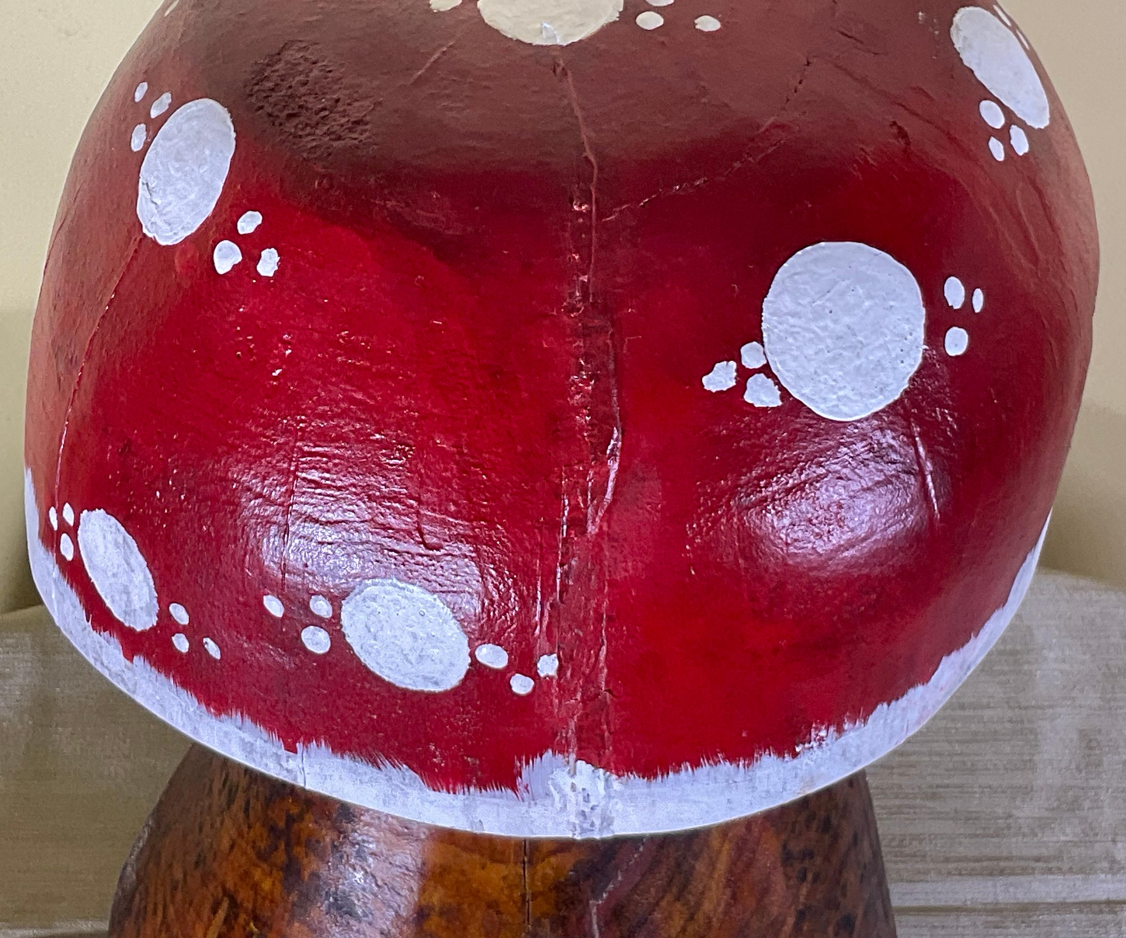 Legno Funky intagliato a mano  Scultura di funghi Ashwood in vendita