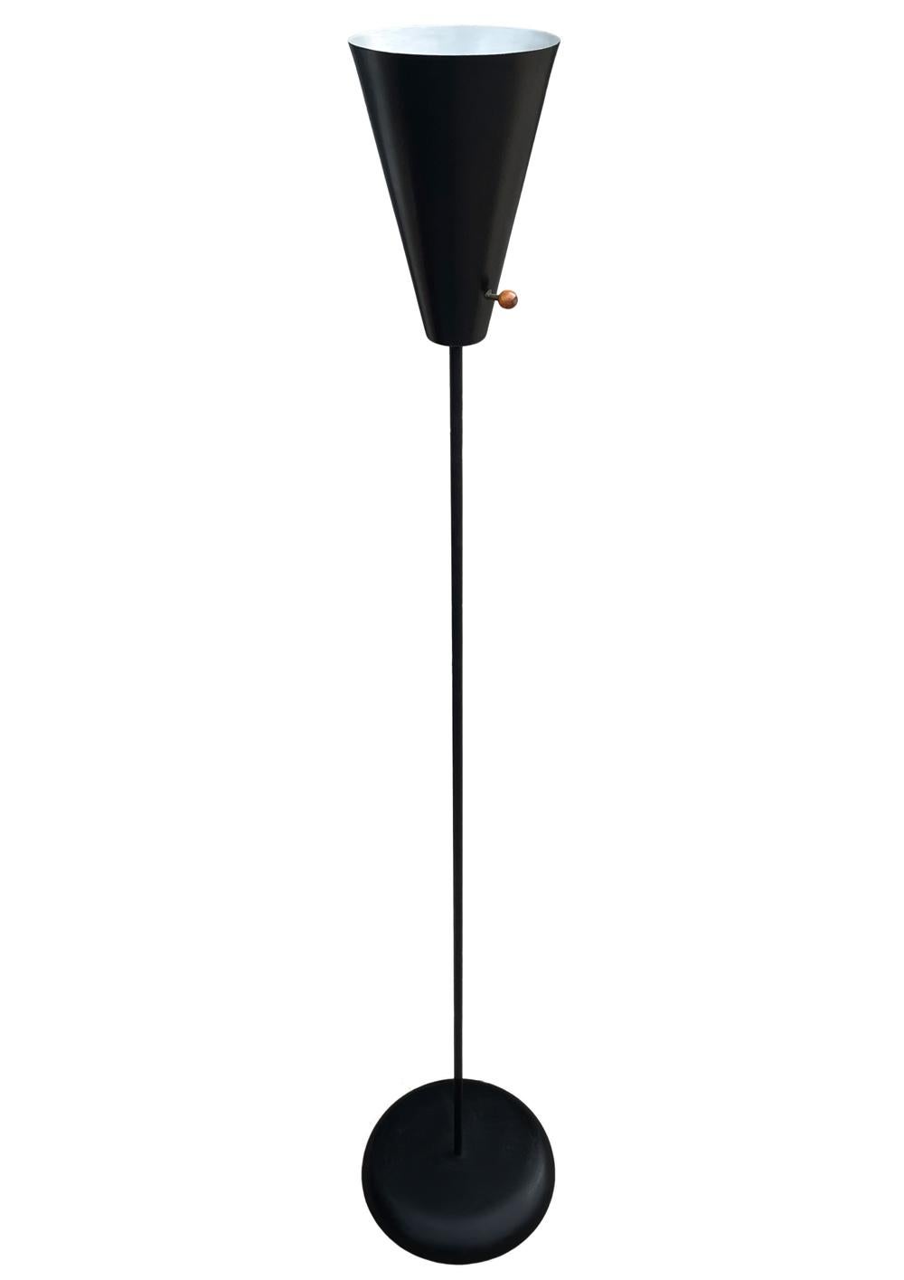 Milieu du XXe siècle Funky Mid Century Modern Black Enamel Floor Lamp by David Wurster for Raymor en vente
