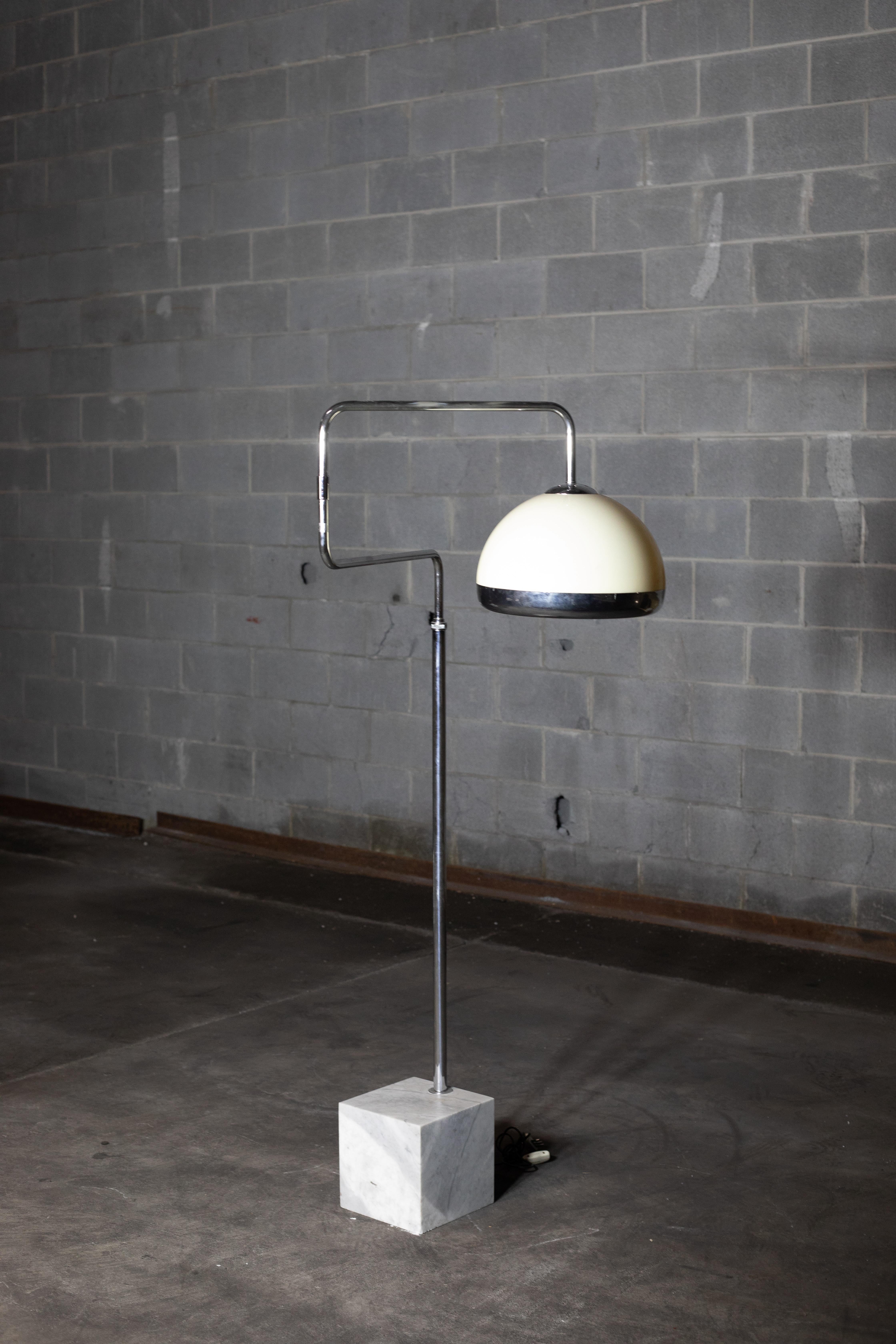Un lampadaire super funky de style moderne du milieu du siècle avec une base en marbre. Travailler. La lampe mesure environ 64 pouces de haut. La base en marbre est carrée et mesure 9 pouces de diamètre. La partie la plus large de la lampe (dans