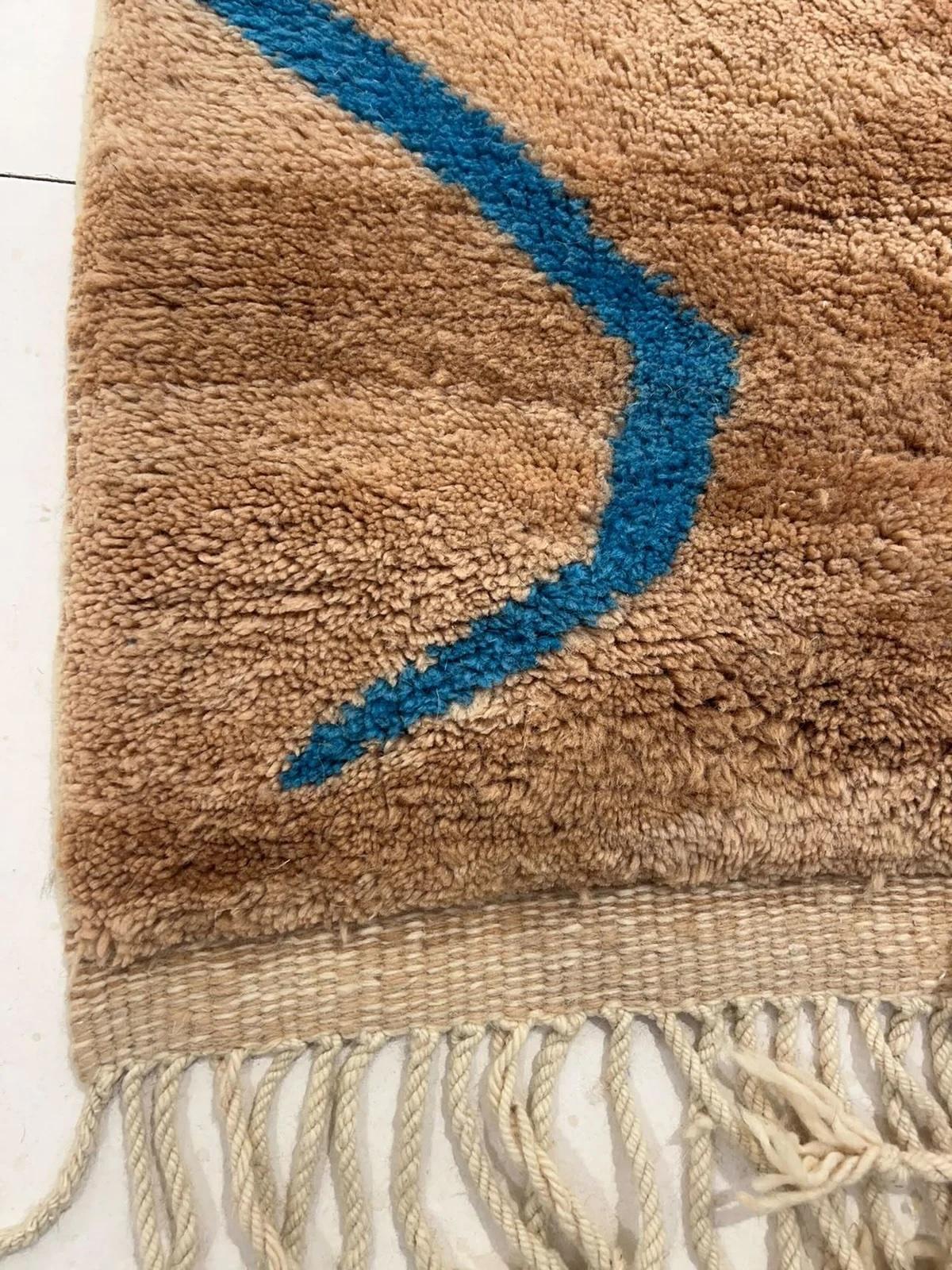 Tappeto moderno marocchino in lana Beni M'Rirt intrecciato a mano con stampa animale neutra e divertente in vendita 2