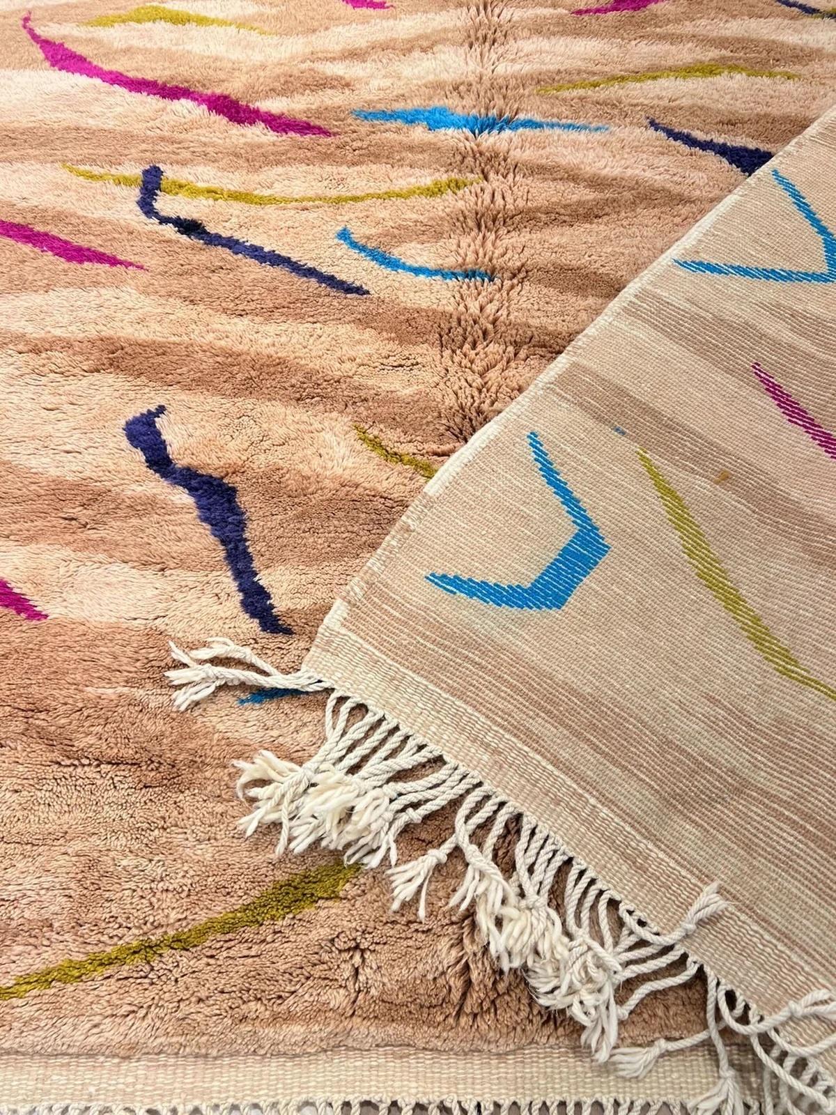 Tappeto moderno marocchino in lana Beni M'Rirt intrecciato a mano con stampa animale neutra e divertente in vendita 3