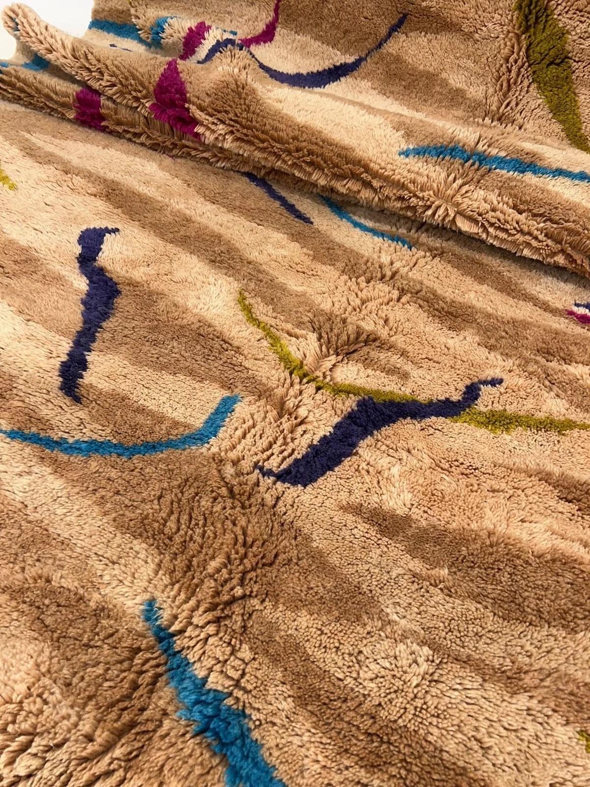 Moderno Tappeto moderno marocchino in lana Beni M'Rirt intrecciato a mano con stampa animale neutra e divertente in vendita