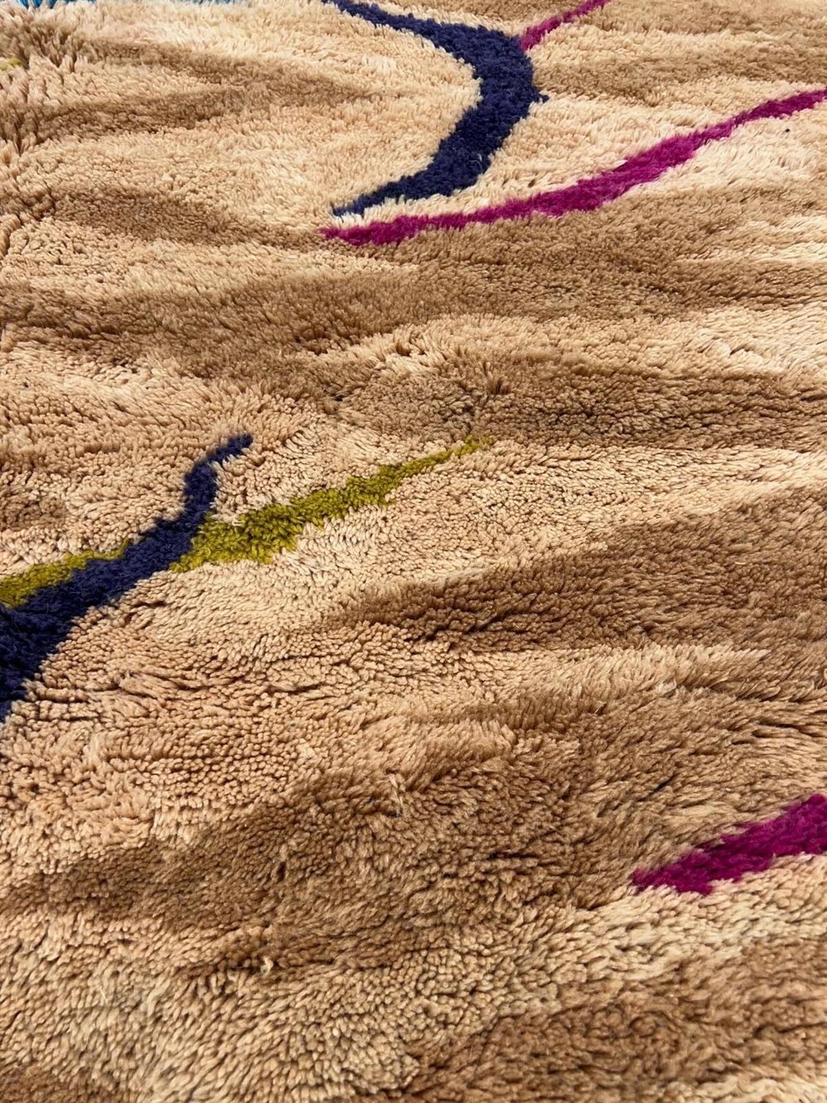 Tessuto Tappeto moderno marocchino in lana Beni M'Rirt intrecciato a mano con stampa animale neutra e divertente in vendita