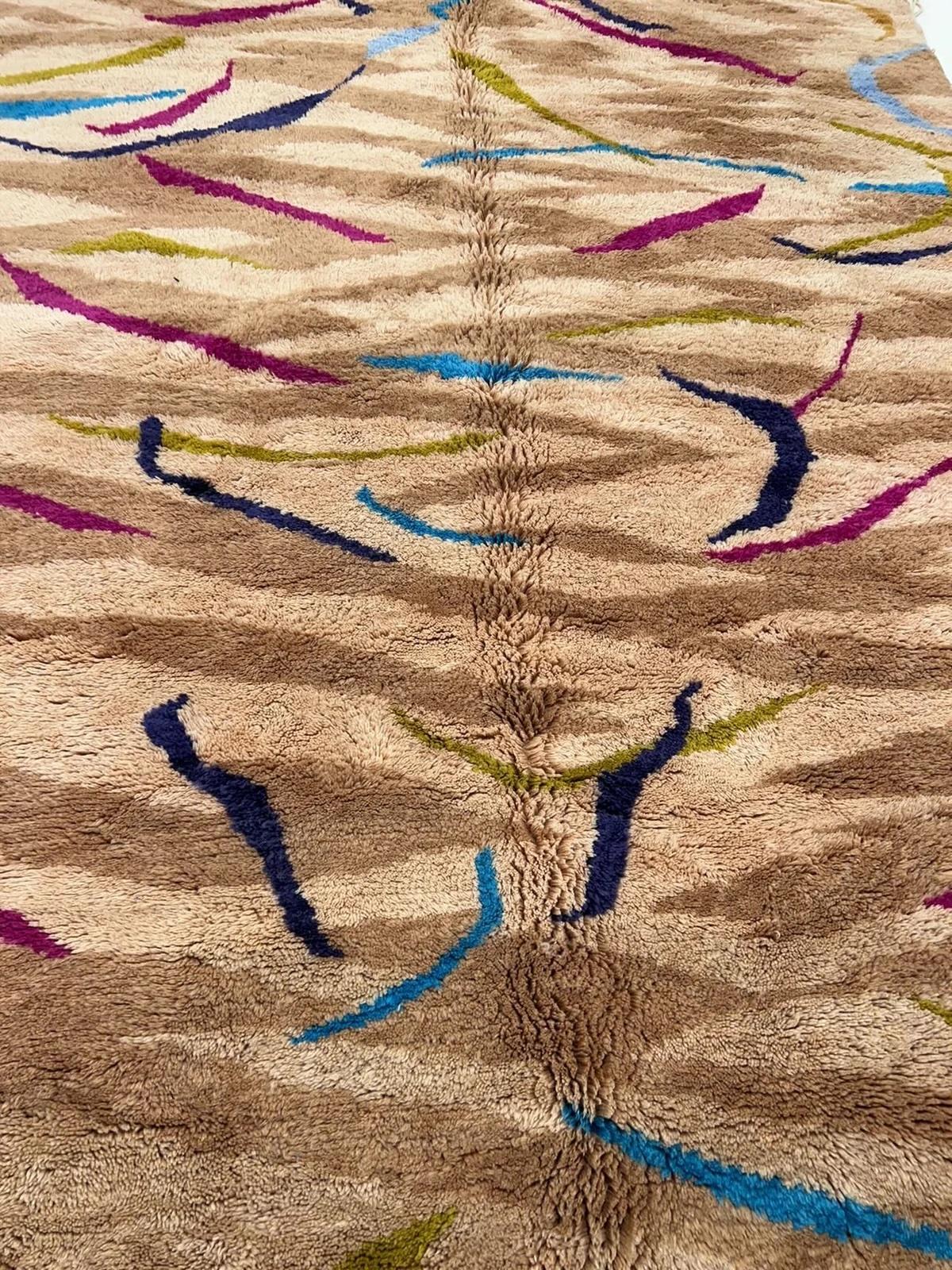 Tappeto moderno marocchino in lana Beni M'Rirt intrecciato a mano con stampa animale neutra e divertente In condizioni Nuovo in vendita a Los Angeles, CA