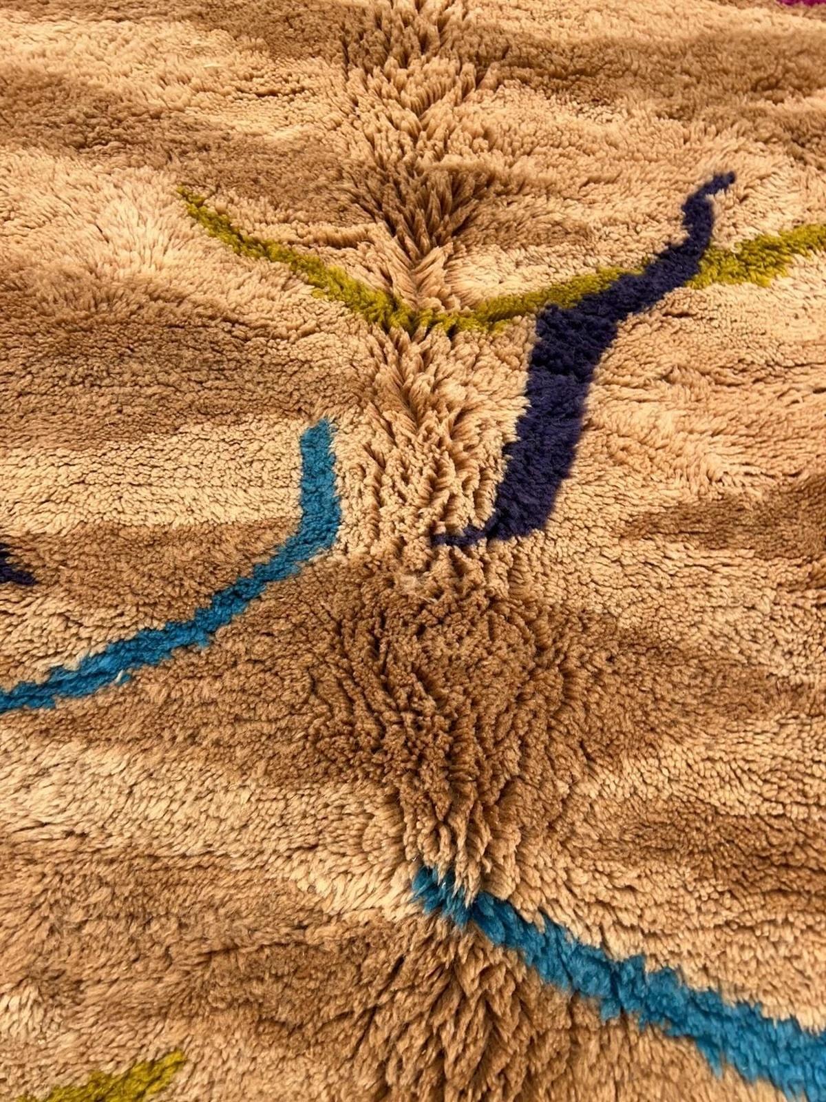 XXI secolo e contemporaneo Tappeto moderno marocchino in lana Beni M'Rirt intrecciato a mano con stampa animale neutra e divertente in vendita