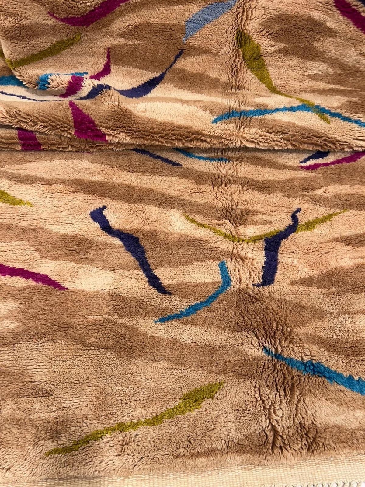 Lana Tappeto moderno marocchino in lana Beni M'Rirt intrecciato a mano con stampa animale neutra e divertente in vendita