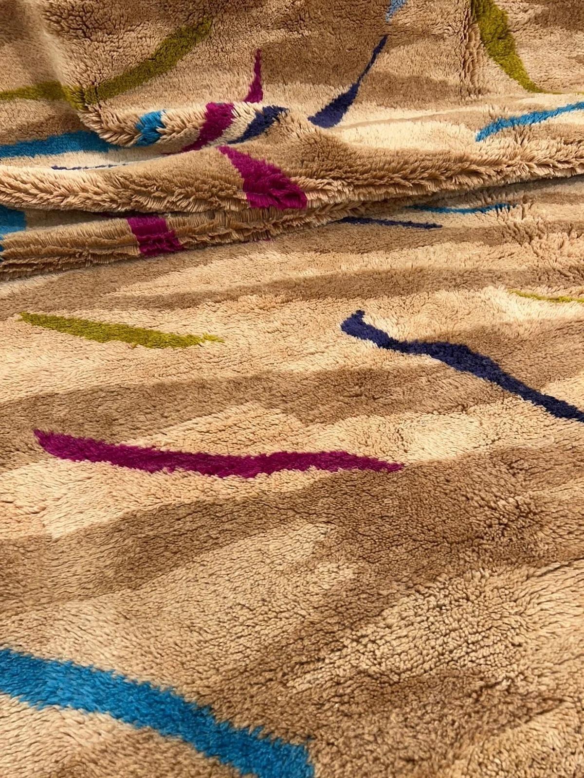 Tappeto moderno marocchino in lana Beni M'Rirt intrecciato a mano con stampa animale neutra e divertente in vendita 1