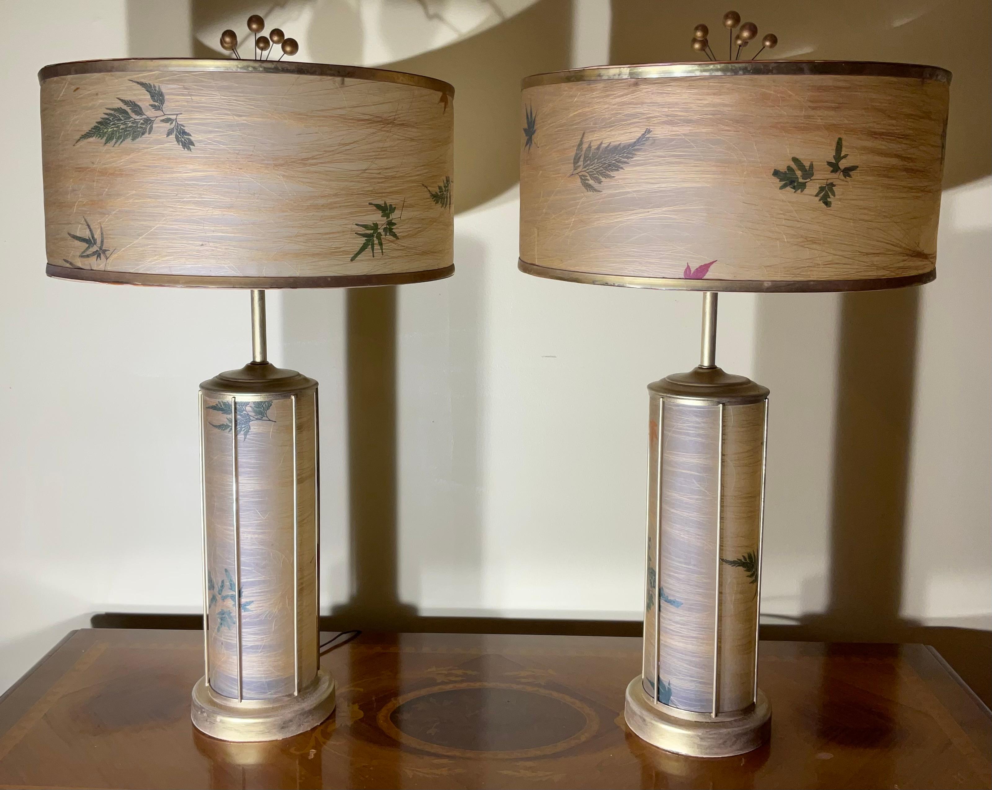 Peppen Sie Ihr Zuhause mit diesem exquisiten Paar Vintage-Tischlampen auf, die ein wahres Zeugnis des modernen Designs aus der Mitte des Jahrhunderts mit einem fesselnden asiatischen Flair sind. Diese Lampen sind mehr als nur Lichtquellen; sie sind