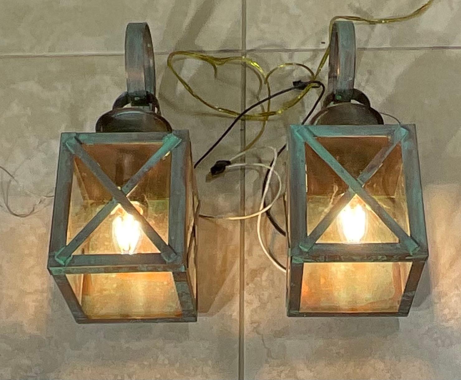 Coppia di lanterne da parete in rame massiccio, barre protettive a X, patina invecchiata, con una luce da 75 watt ciascuna. Adatto a luoghi umidi. Approvato UL, conforme al codice USA, pronto all'uso.
Di ottima qualità, prodotto negli Stati