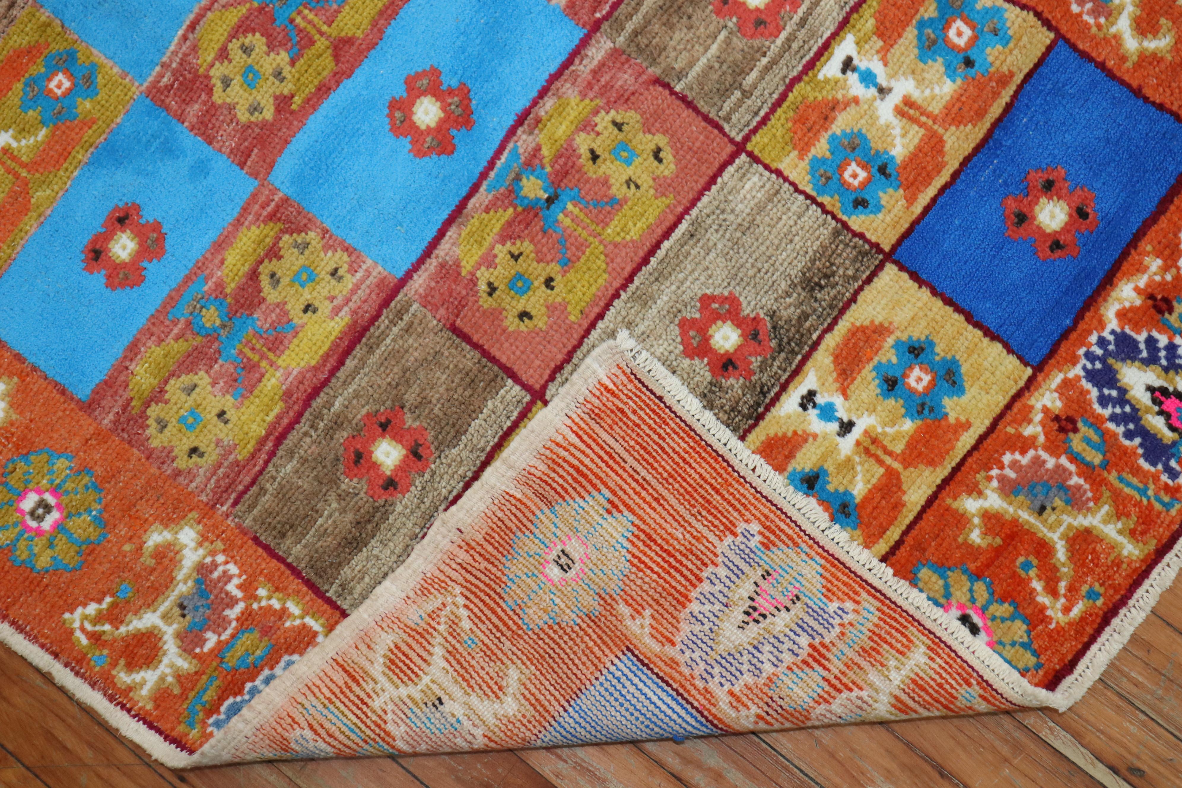 Paire de tapis turcs d'Anatolie funky, milieu du 20e siècle en vente 3
