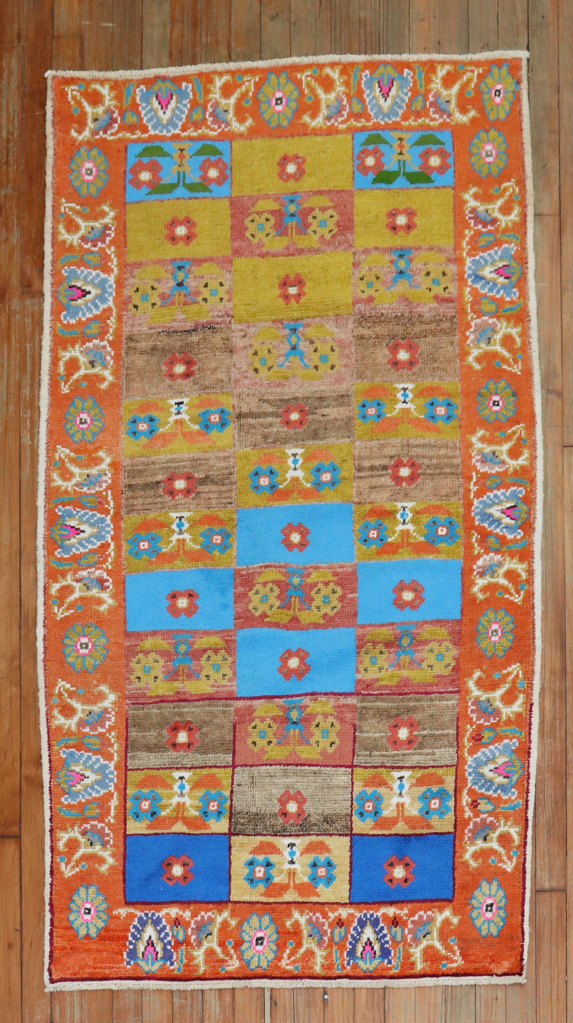 Paire de tapis turcs d'Anatolie funky, milieu du 20e siècle en vente 7