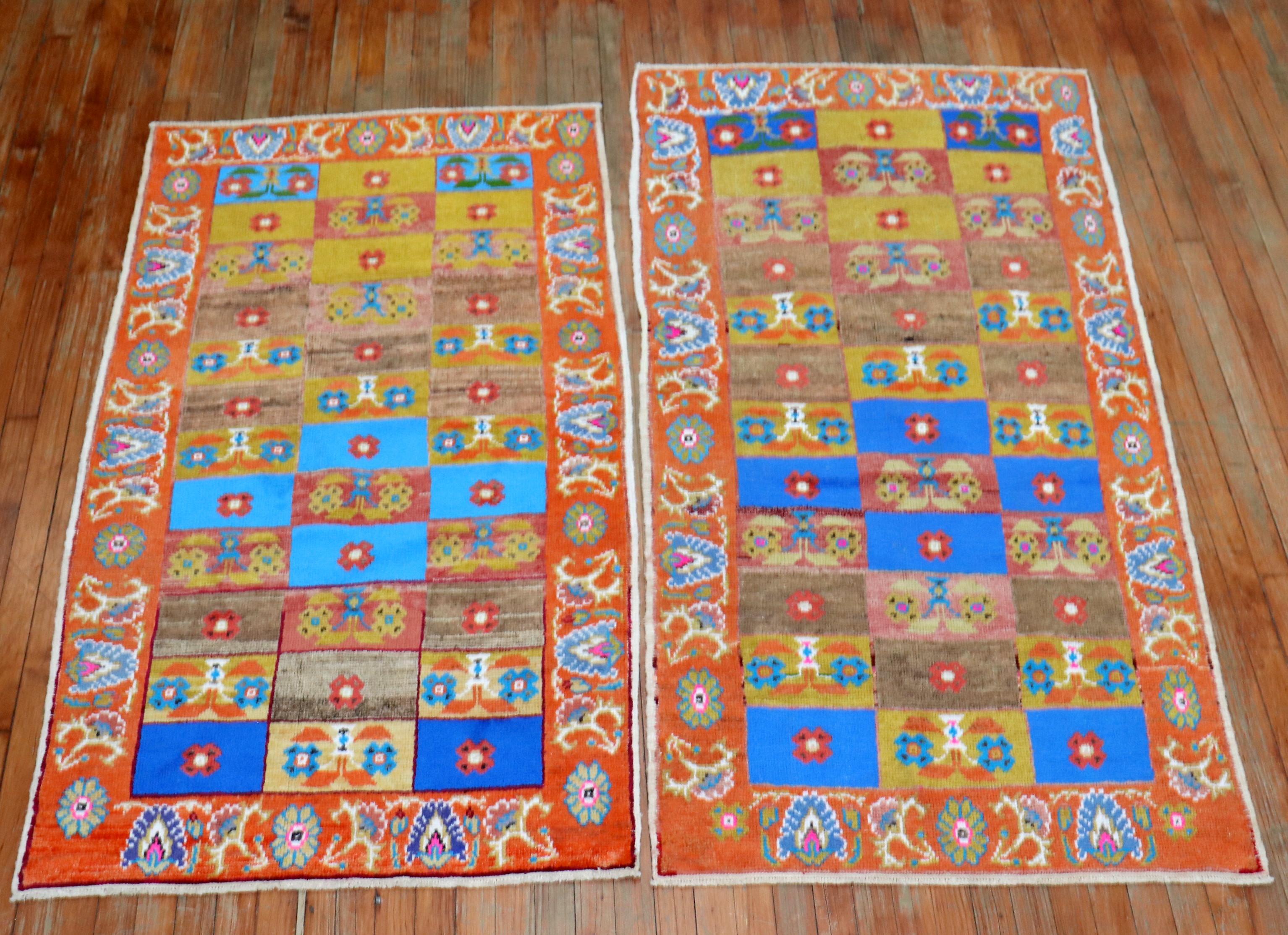 Paire de tapis turcs d'Anatolie funky, milieu du 20e siècle en vente 8