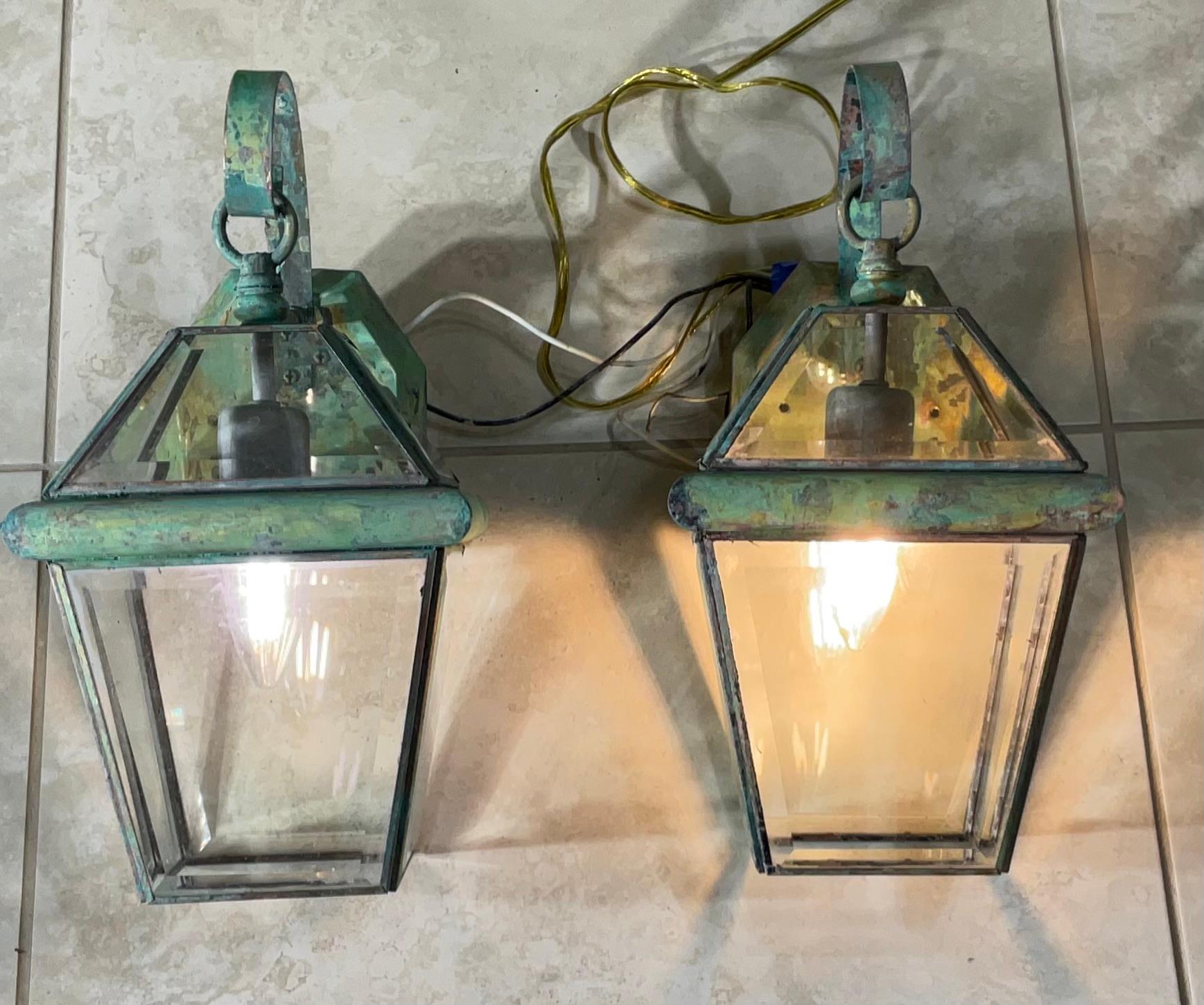 

Illumina la tua casa con un tocco di divertimento. Questa splendida coppia di lanterne vintage in ottone massiccio emana un'eleganza senza tempo e un fascino antico. Realizzate in ottone massiccio di alta qualità, queste lanterne non sono solo