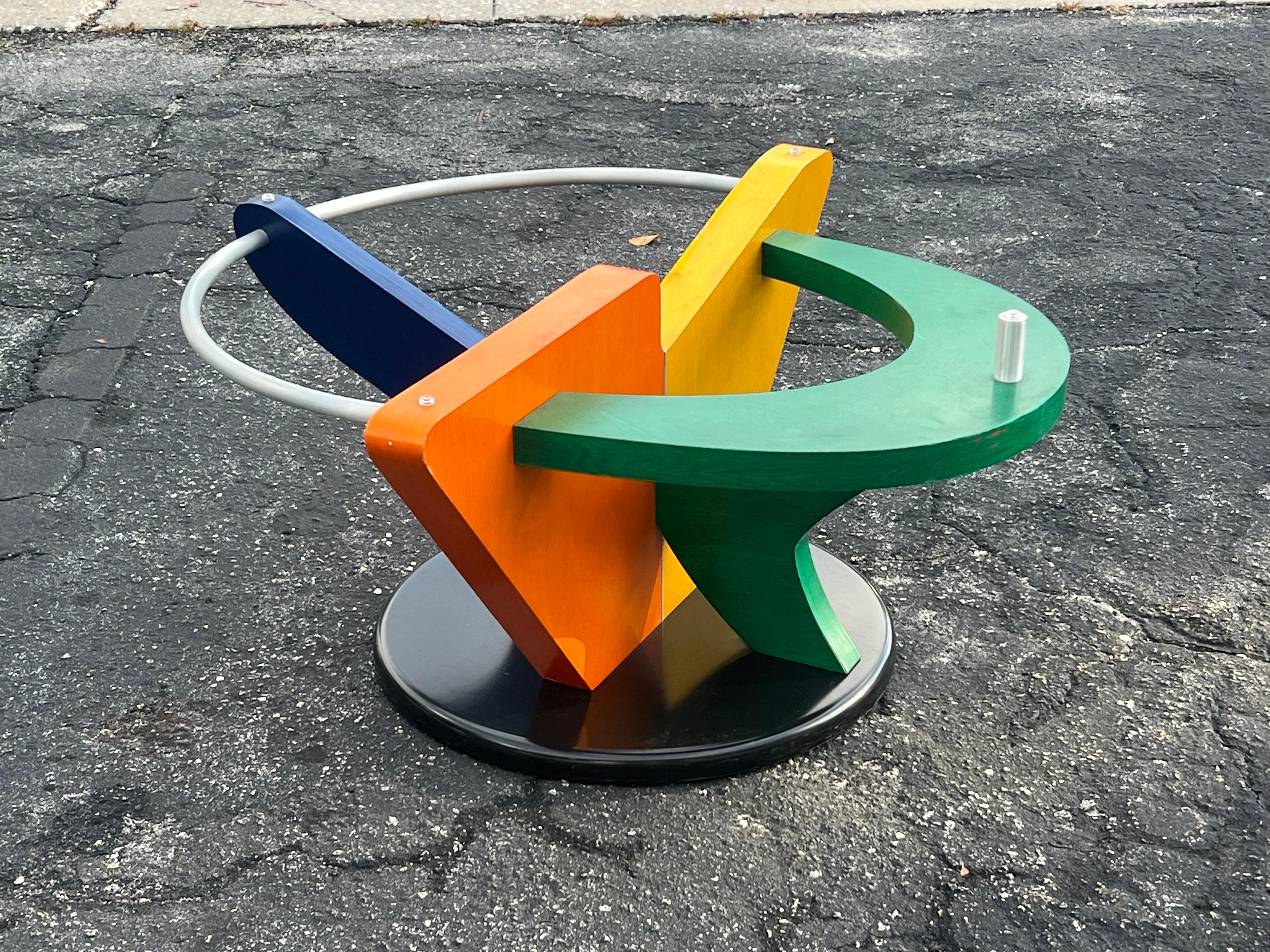 Une table basse funky et colorée avec un plateau en verre, vers les années 1990. Fabriqué sur mesure par un cabinet médical. Post moderne, dans le style de Memphis. Voir la table d'appoint assortie.