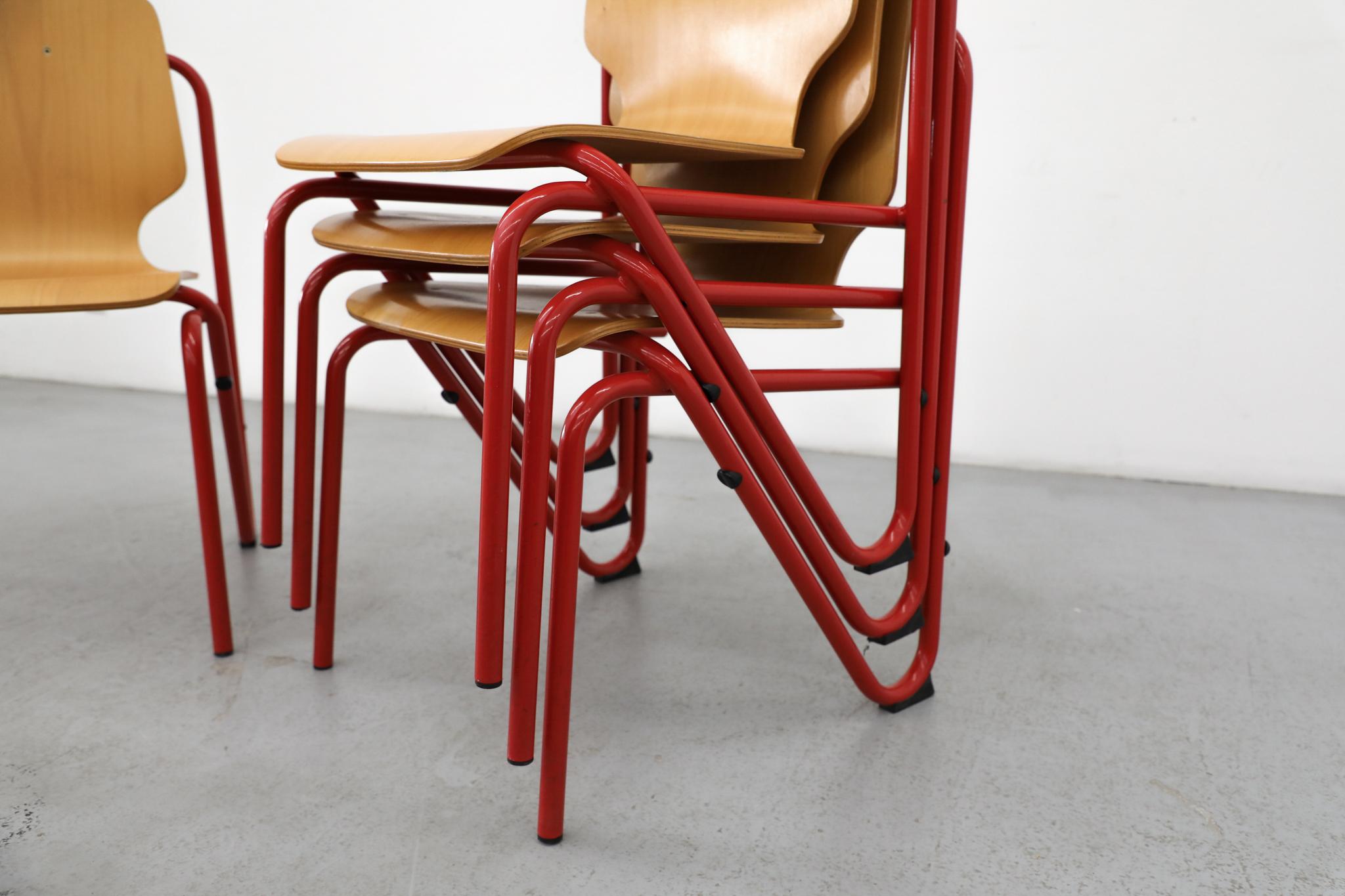 Divertenti sedie impilabili con cornice rossa e sedute in compensato in stile Fritz Hansen in vendita 2