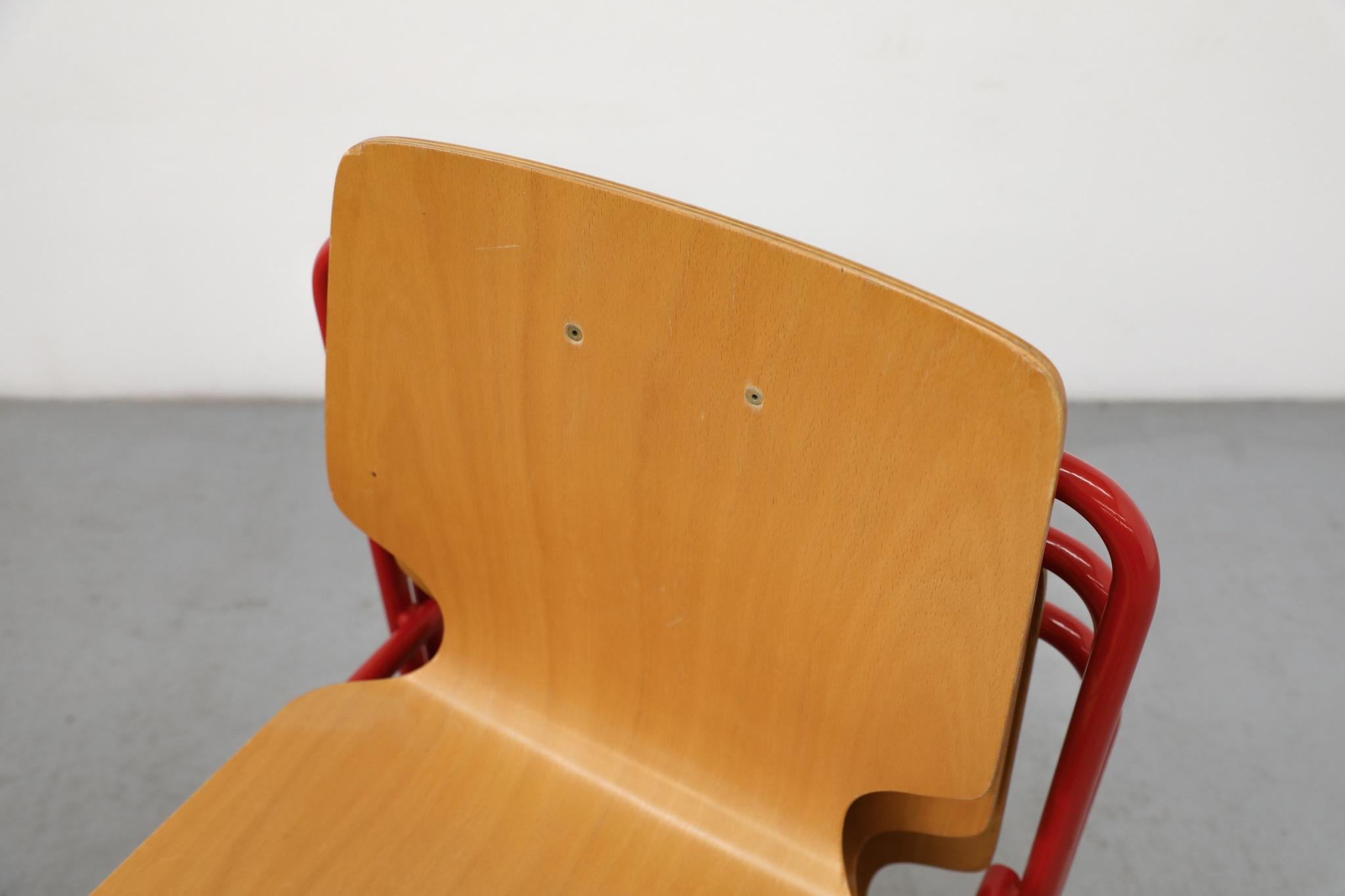 Divertenti sedie impilabili con cornice rossa e sedute in compensato in stile Fritz Hansen in vendita 3