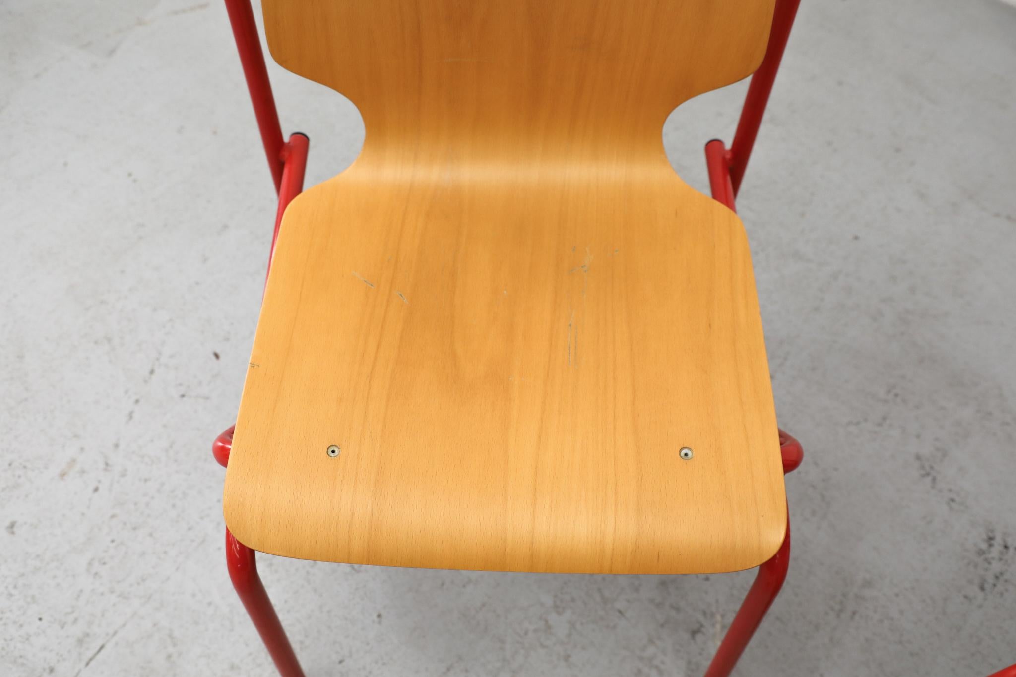 Divertenti sedie impilabili con cornice rossa e sedute in compensato in stile Fritz Hansen in vendita 4