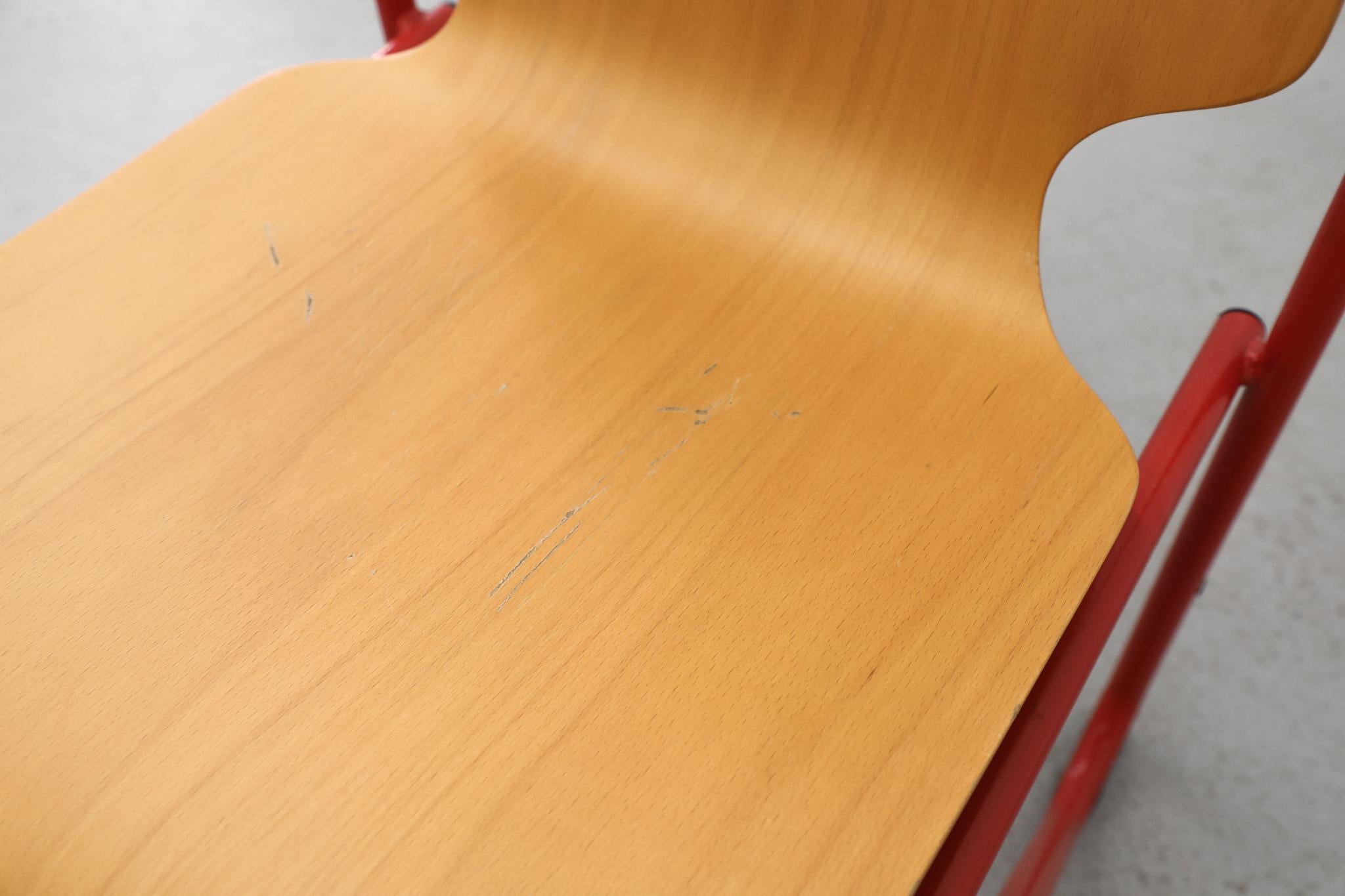 Divertenti sedie impilabili con cornice rossa e sedute in compensato in stile Fritz Hansen in vendita 5