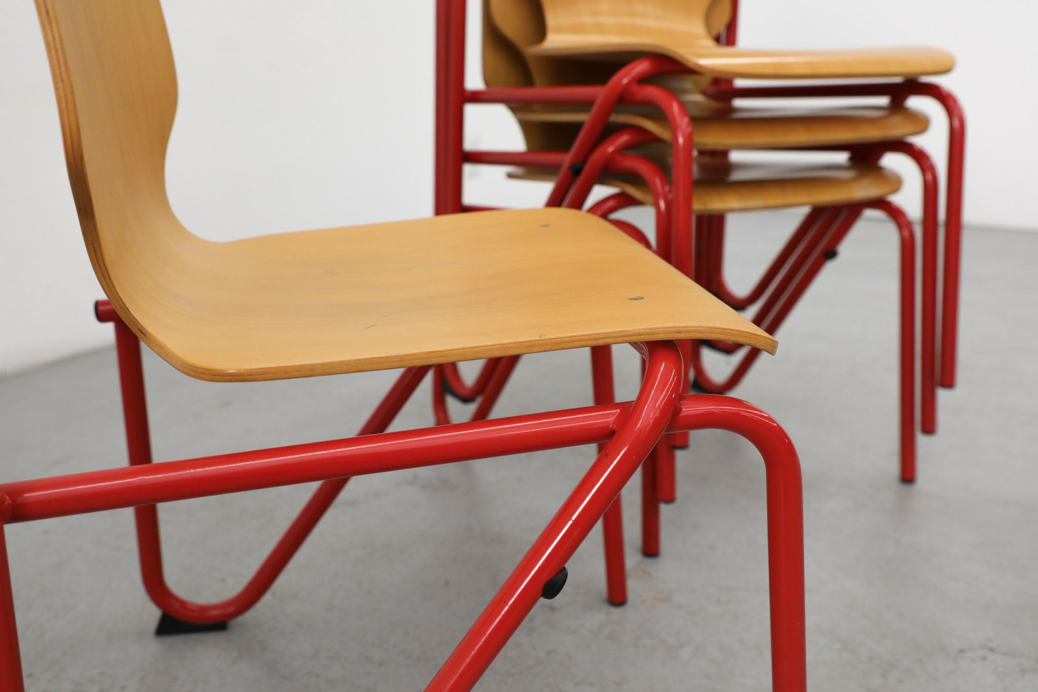 Divertenti sedie impilabili con cornice rossa e sedute in compensato in stile Fritz Hansen in vendita 6