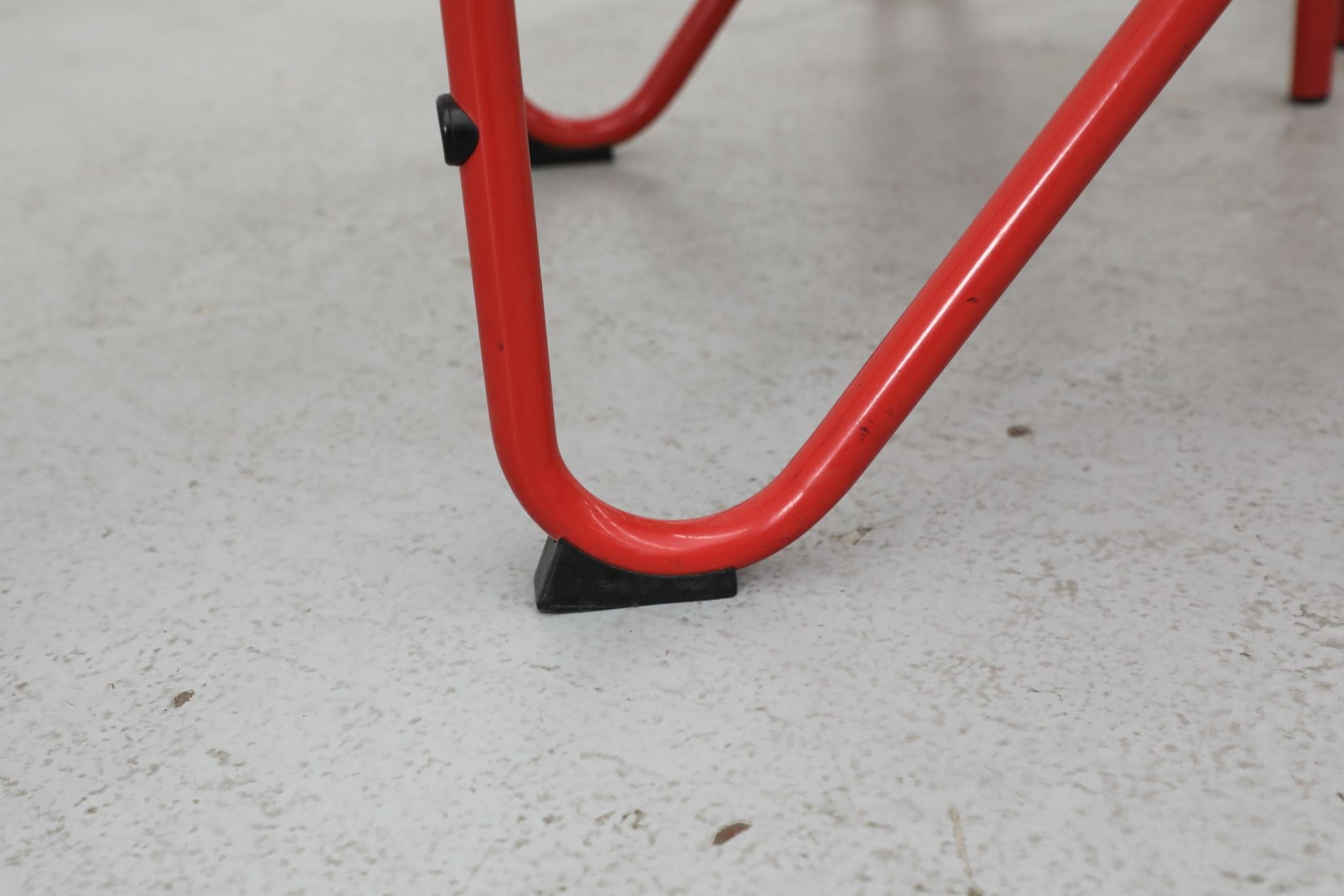 Divertenti sedie impilabili con cornice rossa e sedute in compensato in stile Fritz Hansen in vendita 7