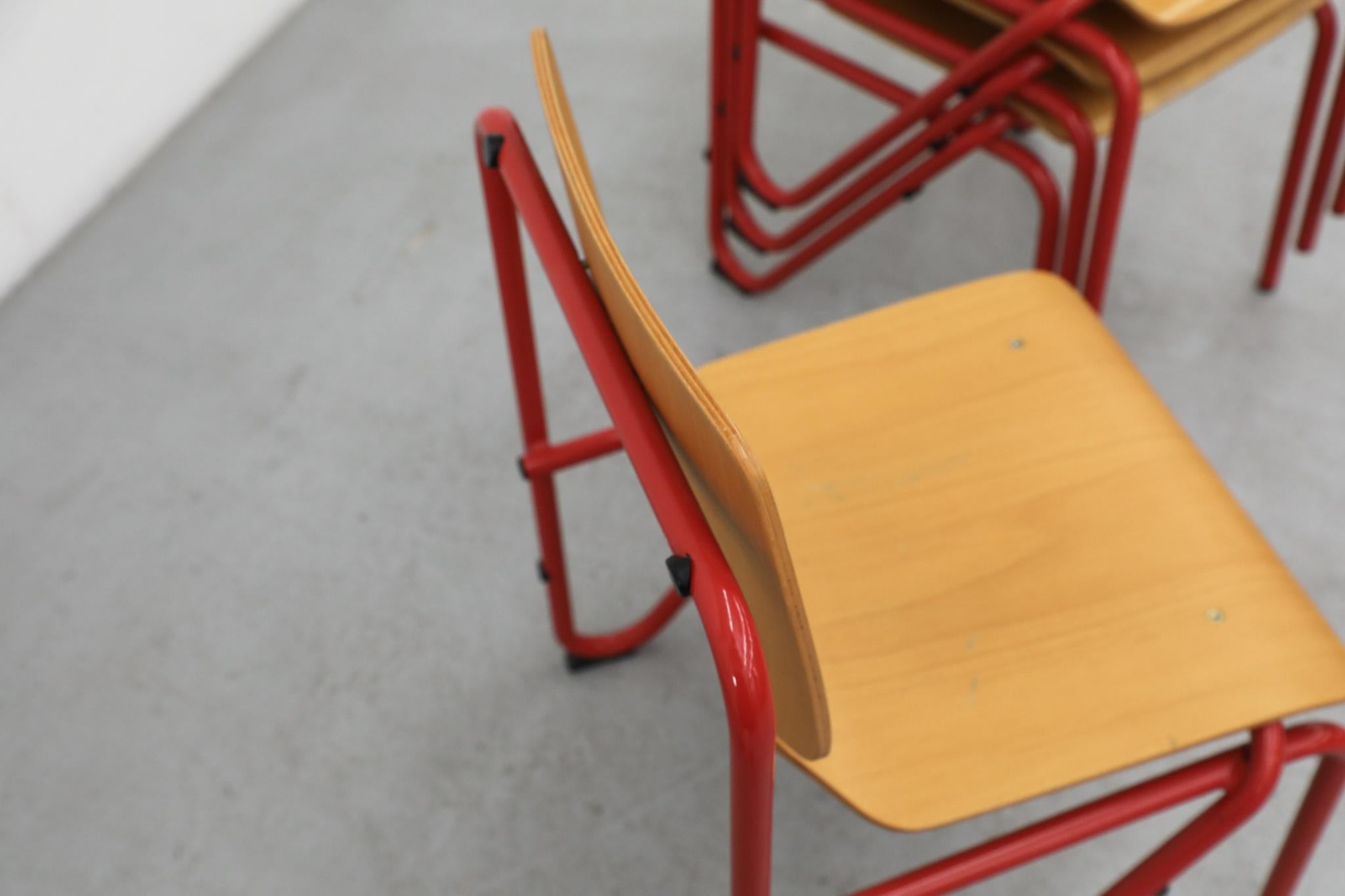 Divertenti sedie impilabili con cornice rossa e sedute in compensato in stile Fritz Hansen in vendita 8