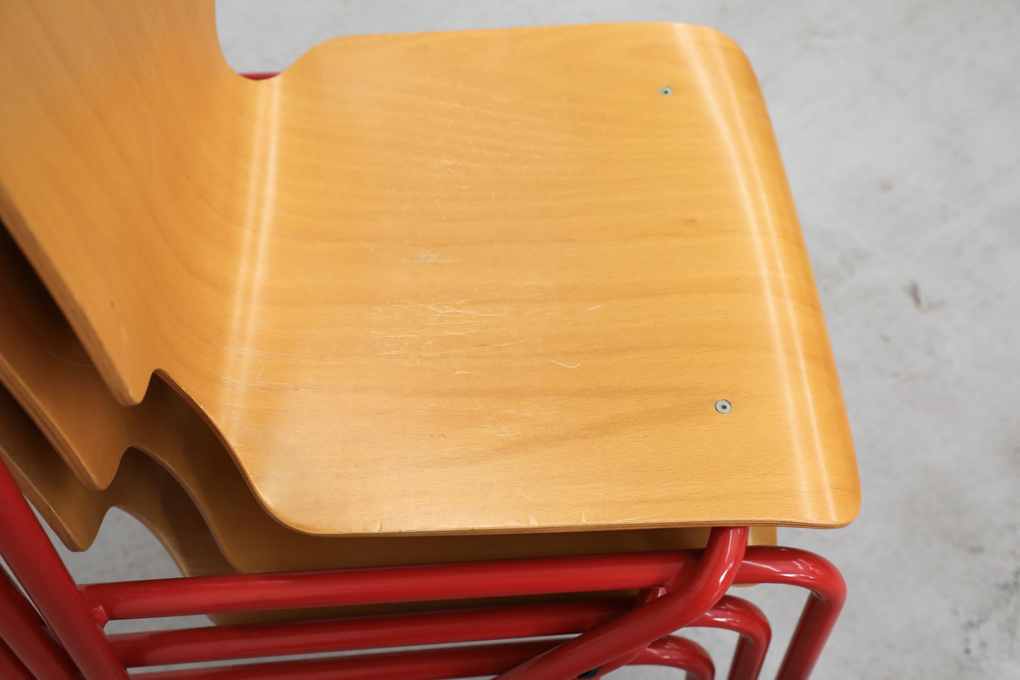 Divertenti sedie impilabili con cornice rossa e sedute in compensato in stile Fritz Hansen in vendita 9