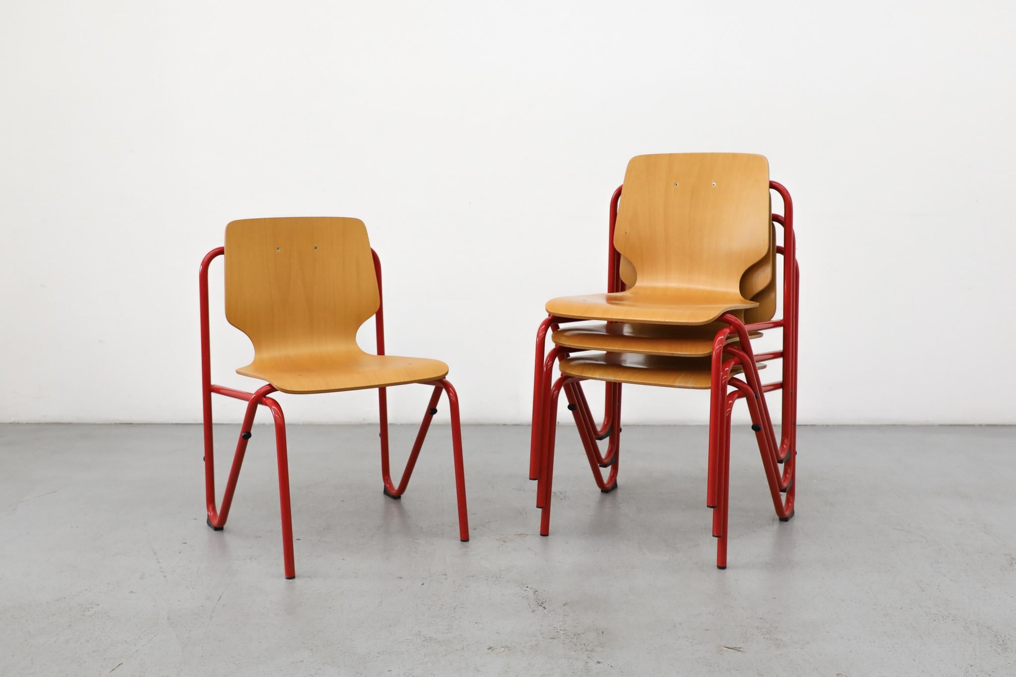 Le vivaci sedie impilabili postmoderne mostrano la geometria giocosa e il colore gioioso che hanno definito l'epoca alla moda del postmodernismo. Ogni sedia è caratterizzata da una seduta in compensato stampato a guscio unico che sembra fluttuare