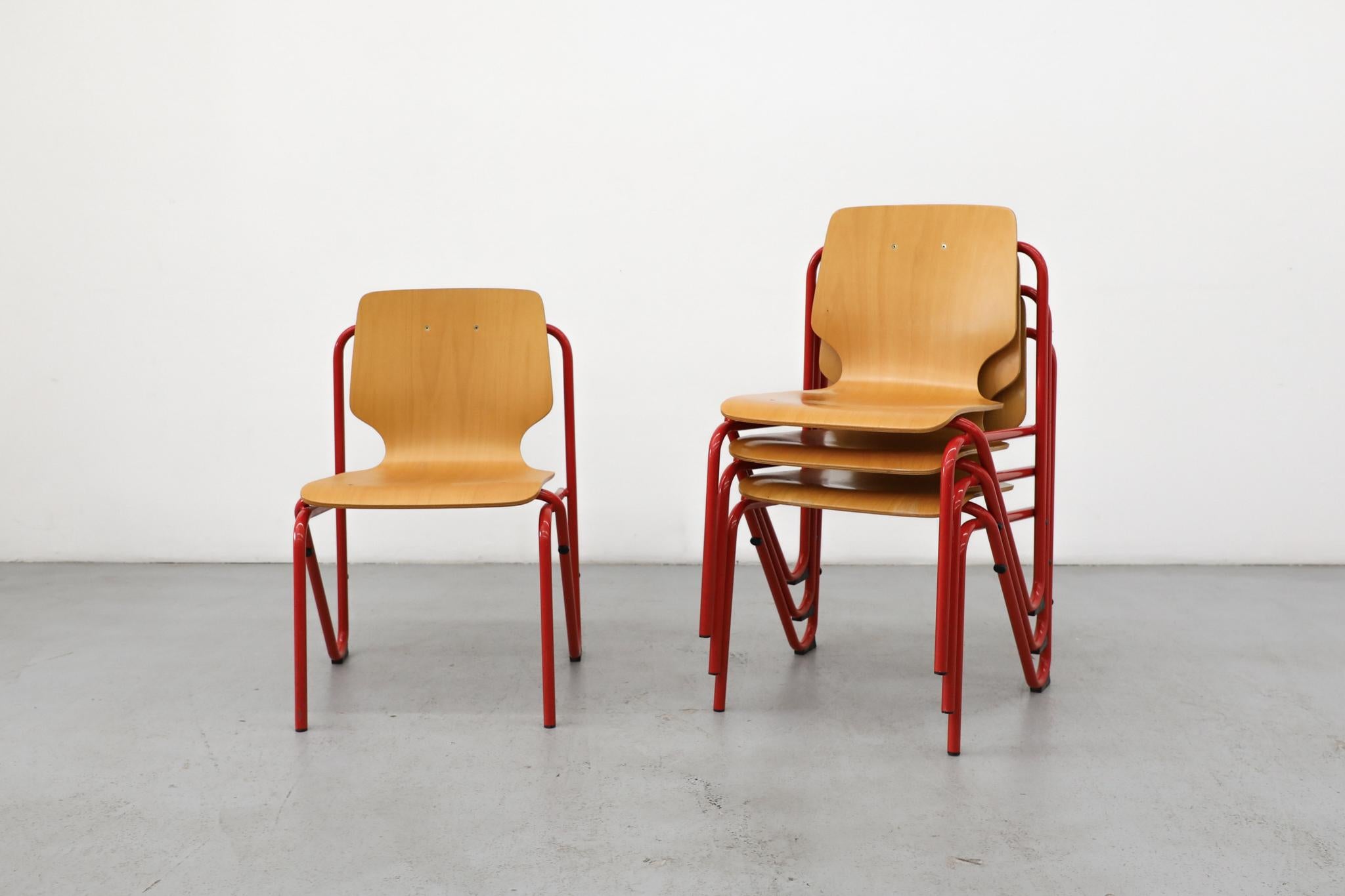 Postmoderno Divertenti sedie impilabili con cornice rossa e sedute in compensato in stile Fritz Hansen in vendita