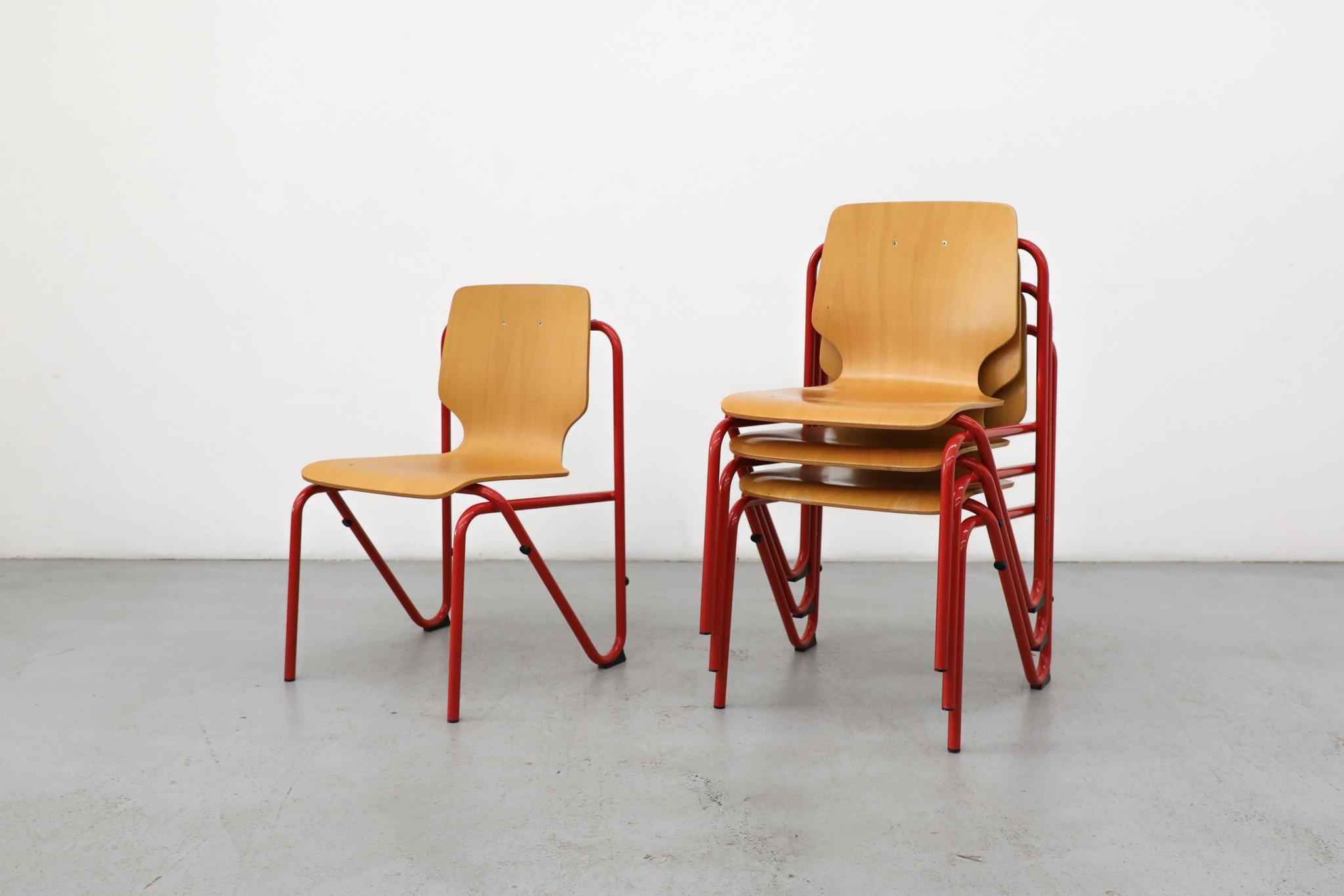 Olandese Divertenti sedie impilabili con cornice rossa e sedute in compensato in stile Fritz Hansen in vendita