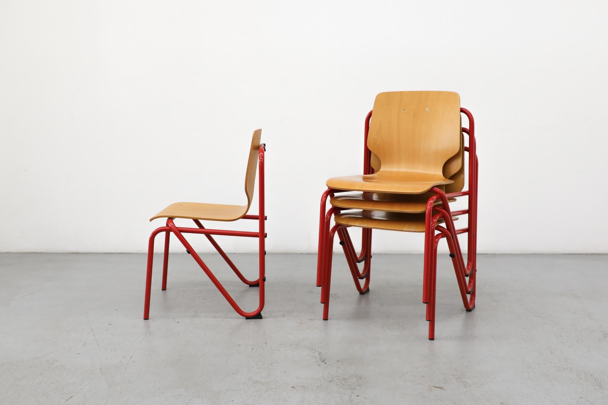 Smaltato Divertenti sedie impilabili con cornice rossa e sedute in compensato in stile Fritz Hansen in vendita