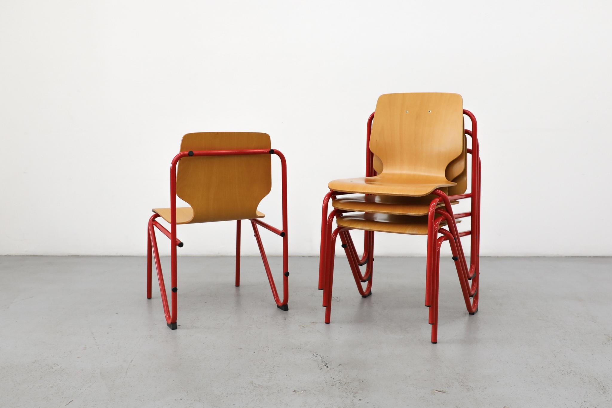 Divertenti sedie impilabili con cornice rossa e sedute in compensato in stile Fritz Hansen In condizioni buone in vendita a Los Angeles, CA