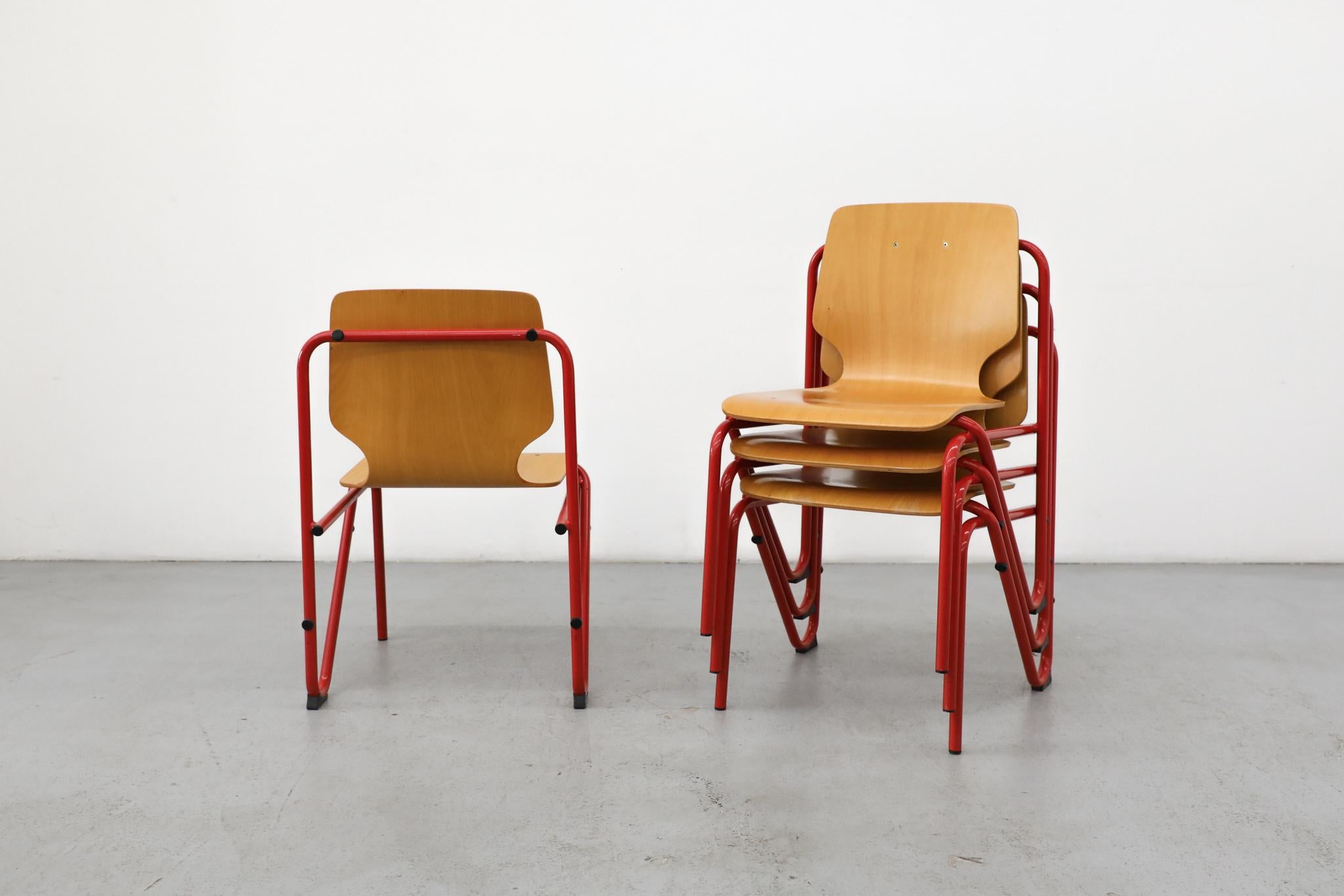 Fine XX secolo Divertenti sedie impilabili con cornice rossa e sedute in compensato in stile Fritz Hansen in vendita