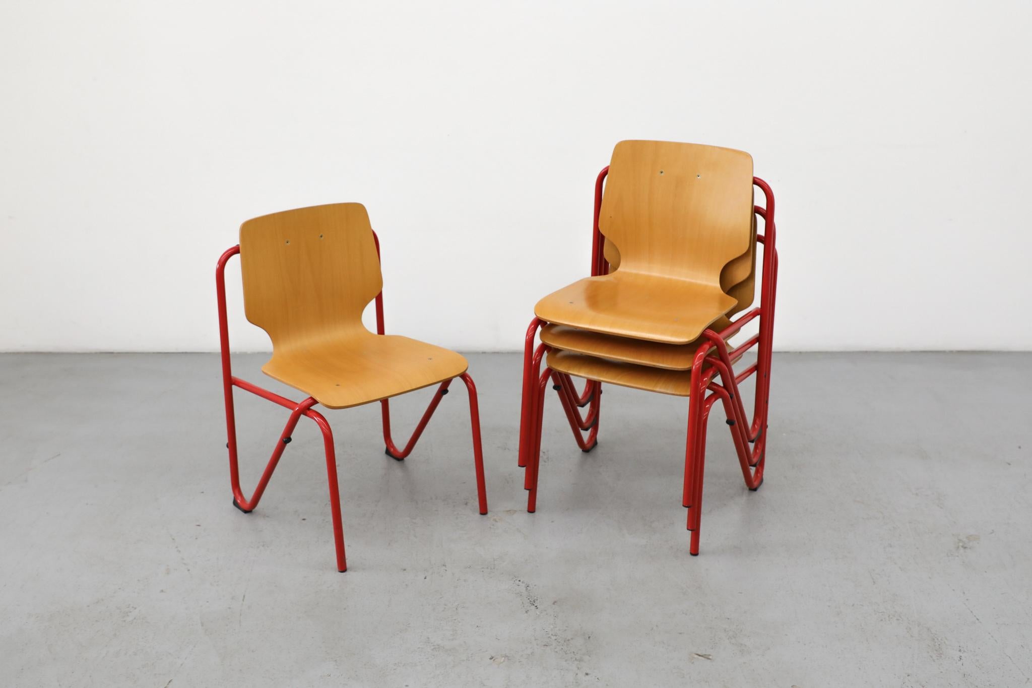 Metallo Divertenti sedie impilabili con cornice rossa e sedute in compensato in stile Fritz Hansen in vendita