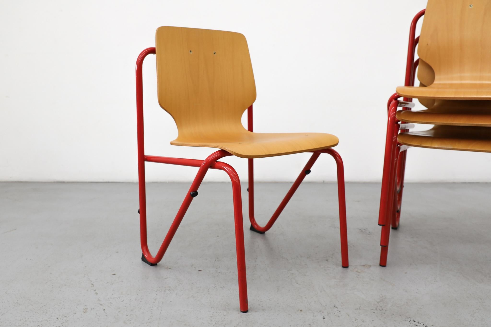 Divertenti sedie impilabili con cornice rossa e sedute in compensato in stile Fritz Hansen in vendita 1