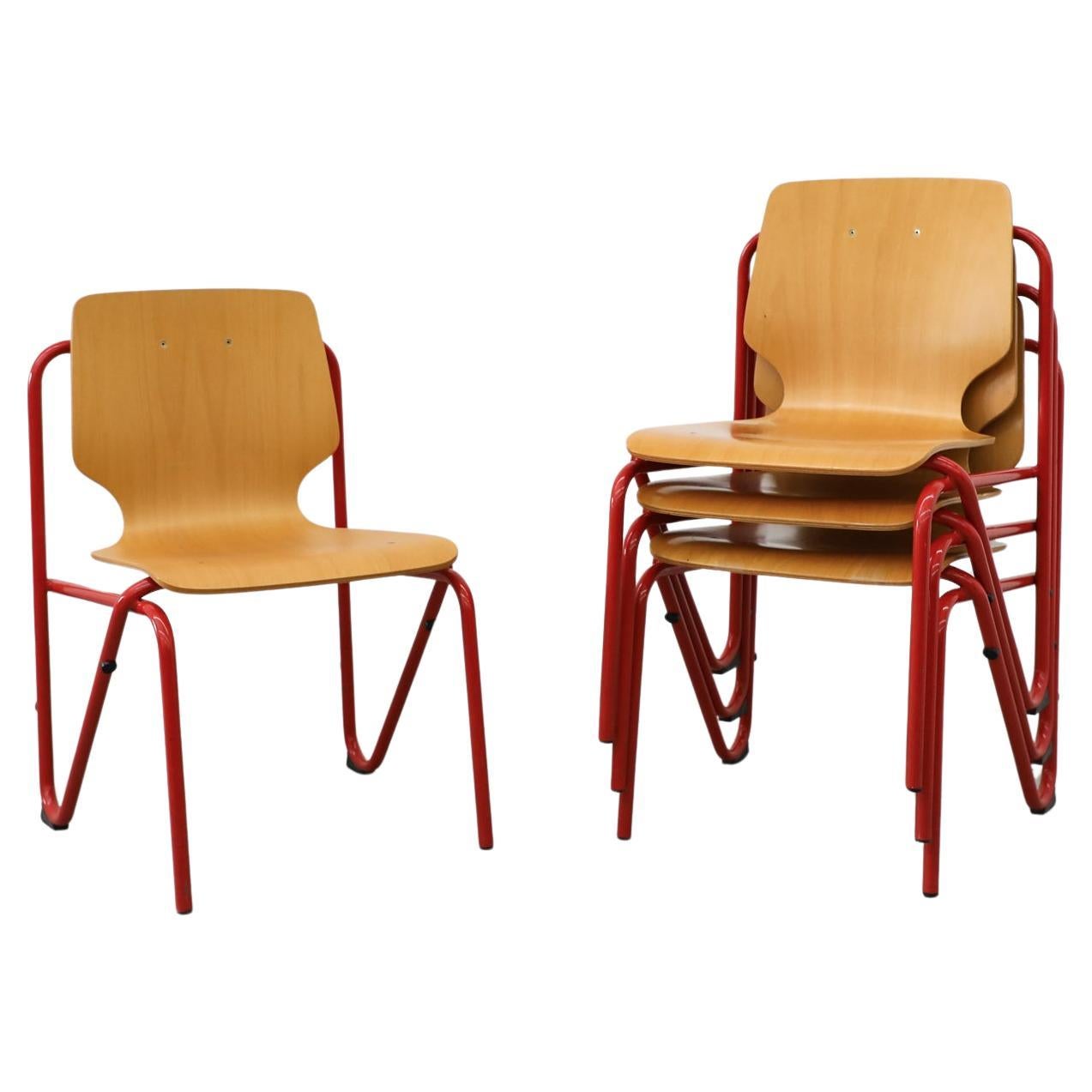 Divertenti sedie impilabili con cornice rossa e sedute in compensato in stile Fritz Hansen