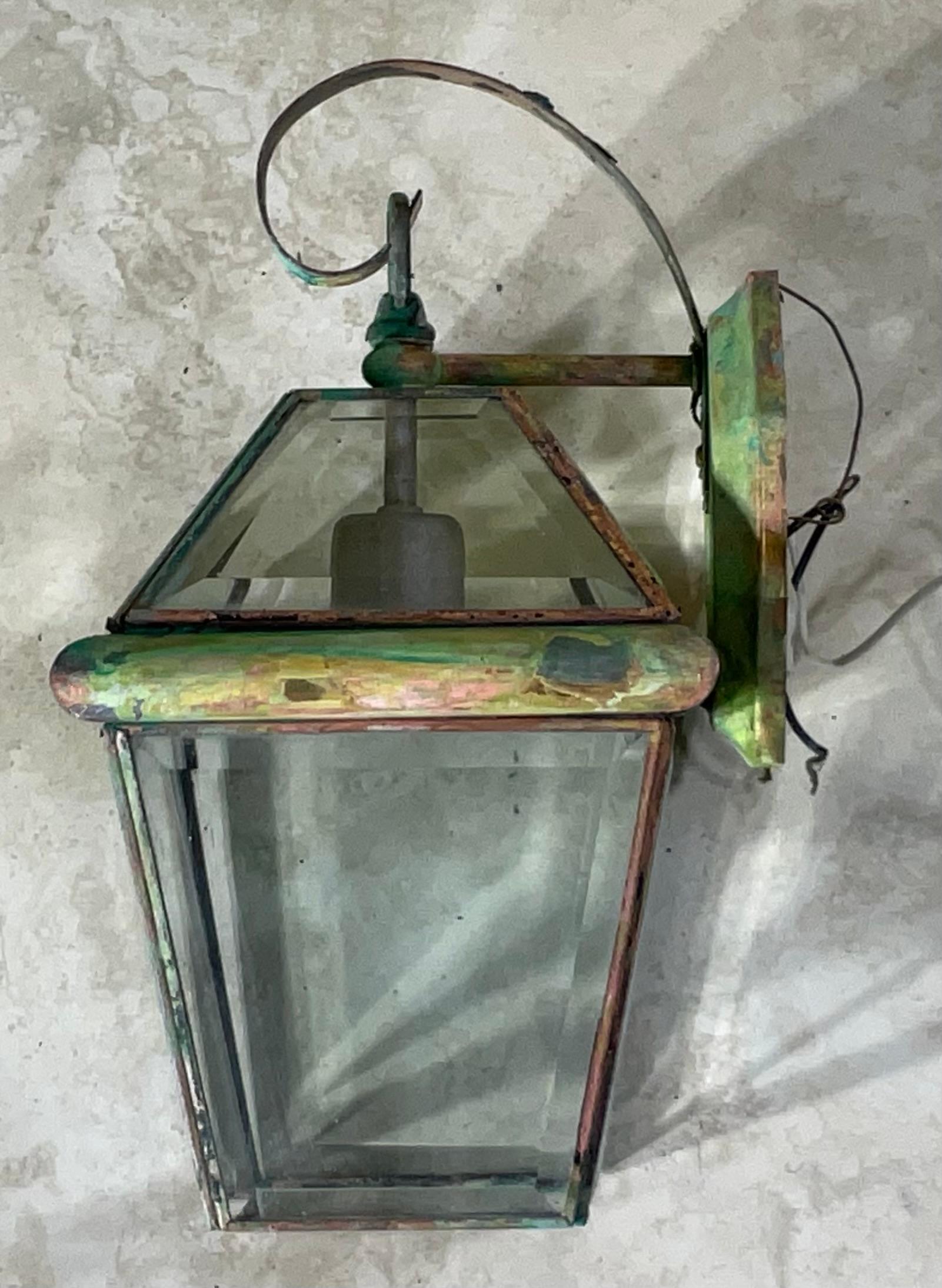 

Ilumina tu hogar con un toque de diversión. Este exquisito farolillo único vintage de latón macizo desprende elegancia atemporal y encanto del viejo mundo. Fabricadas en latón macizo de alta calidad, estas linternas no sólo son visualmente