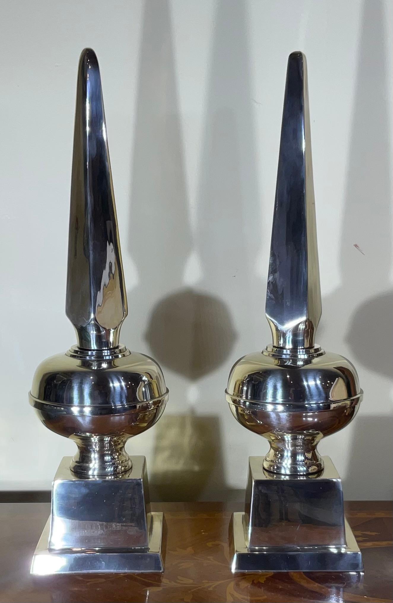 

par de remates de obelisco de latón macizo, testimonio de diseño clásico y artesanía perdurable. Estas sustanciosas piezas no son meros acentos decorativos; son declaraciones de elegancia que aportan un toque de sofisticación vintage a cualquier