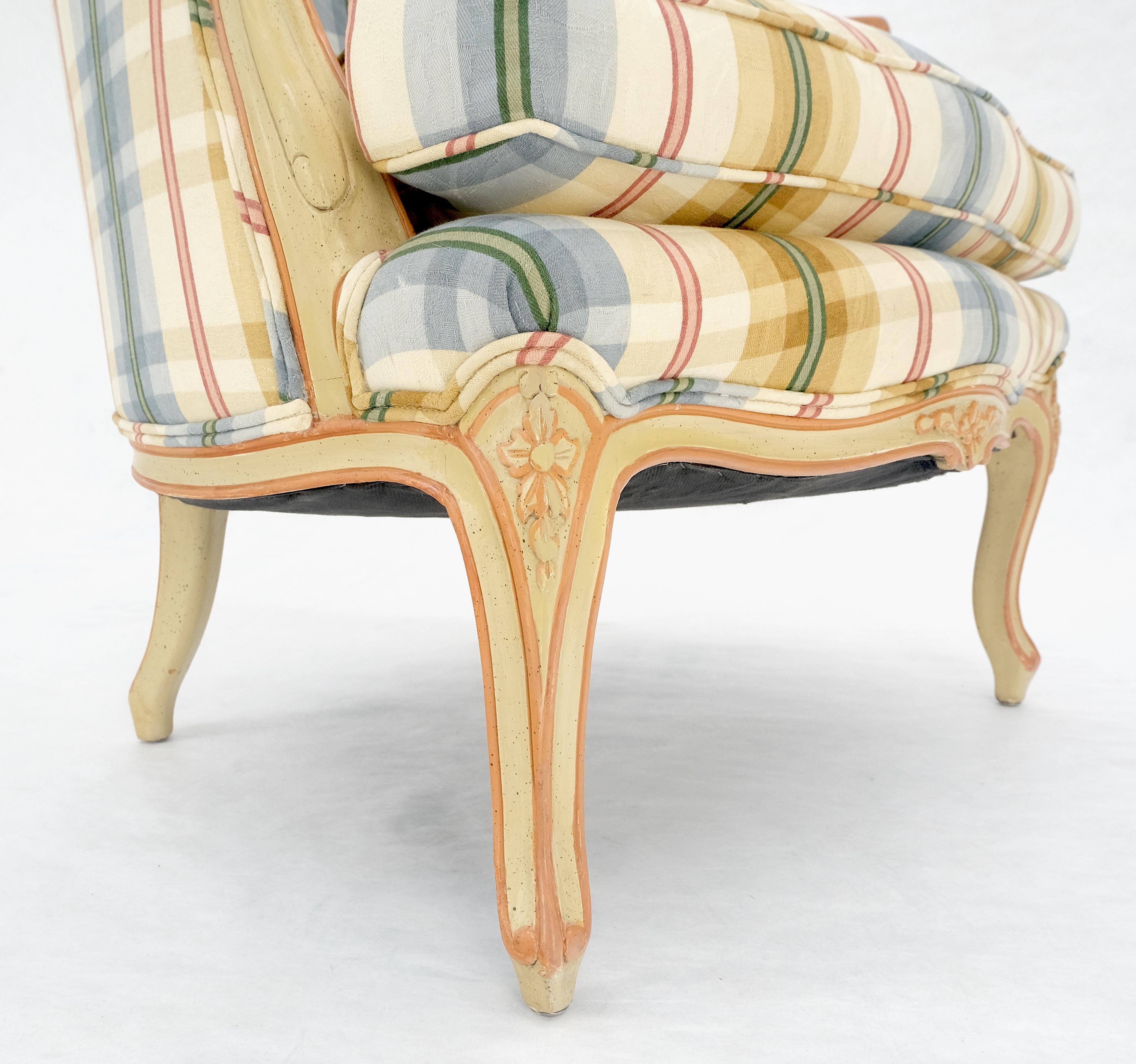 Funky Upholstery Painted & Carved Frame Französisch Ballon zurück Arm Lounge Chair MINT im Angebot 3